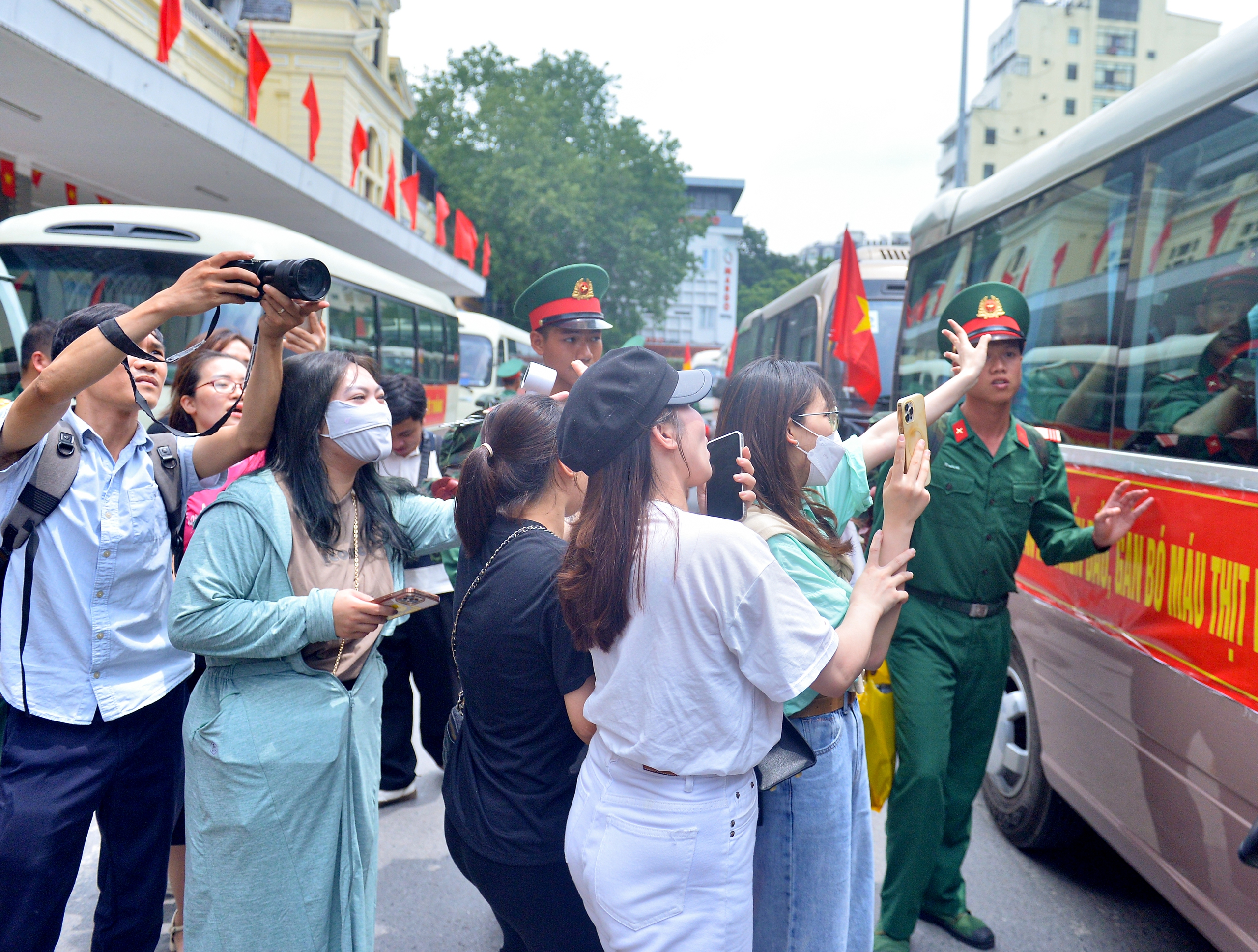 និស្សិតស្រីរកឃើញមិត្តប្រុសក្នុងចំណោមទាហានរាប់រយនាក់ដែលត្រូវបានបញ្ជូនទៅទីក្រុងហាណូយដើម្បីបំពេញបេសកកម្ម A80 - រូបថតទី 9។ Nữ sinh tìm được bạn trai trong hàng trăm chiến sĩ ra Hà Nội thực hiện nhiệm vụ A80- Ảnh 9.