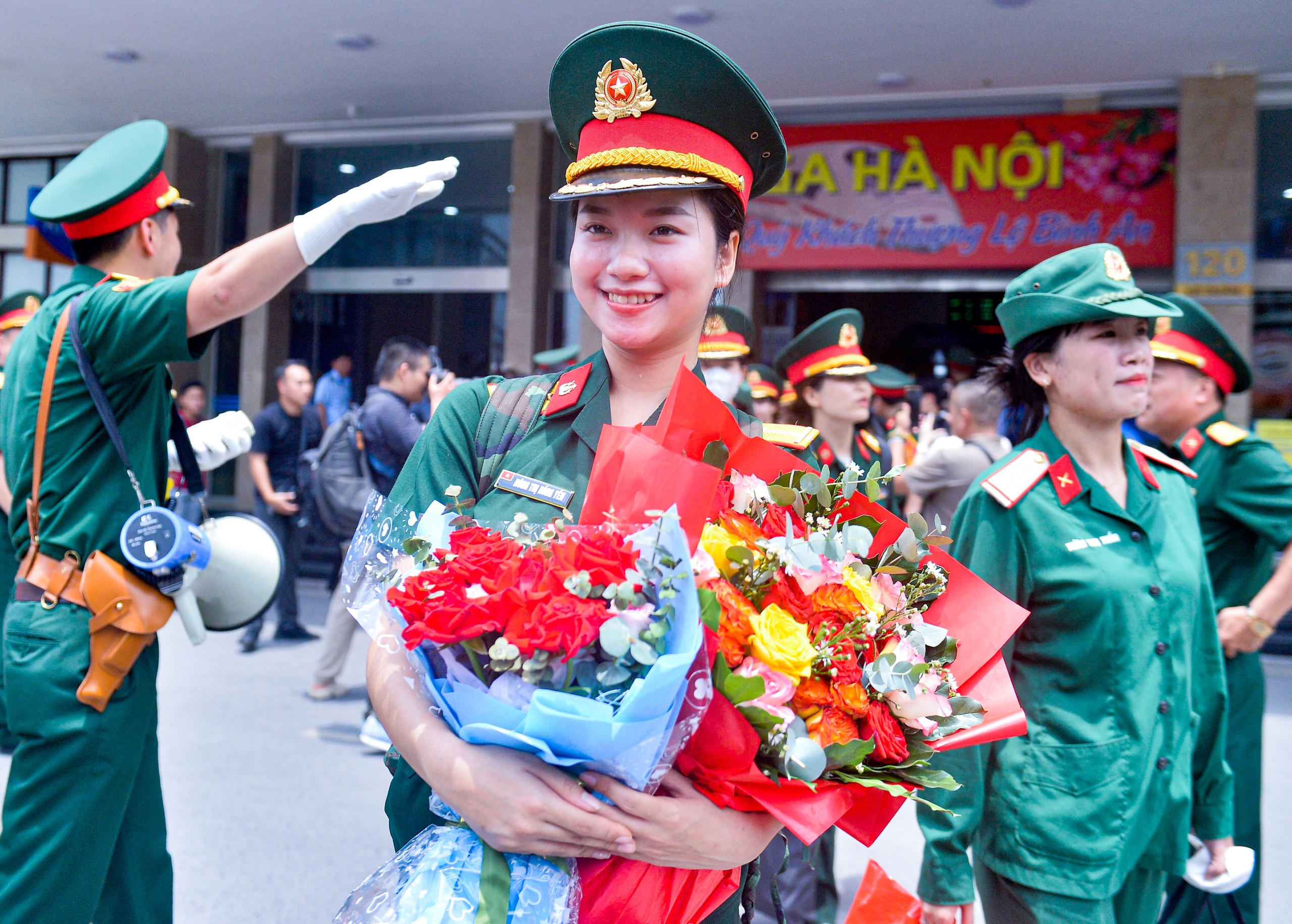 Thiếu uý hoãn cưới và nụ cười tỏa nắng của những nữ chiến sĩ từ Nam ra Hà Nội- Ảnh 11. Thiếu uý hoãn cưới và nụ cười tỏa nắng của những nữ chiến sĩ từ Nam ra Hà Nội- Ảnh 11.