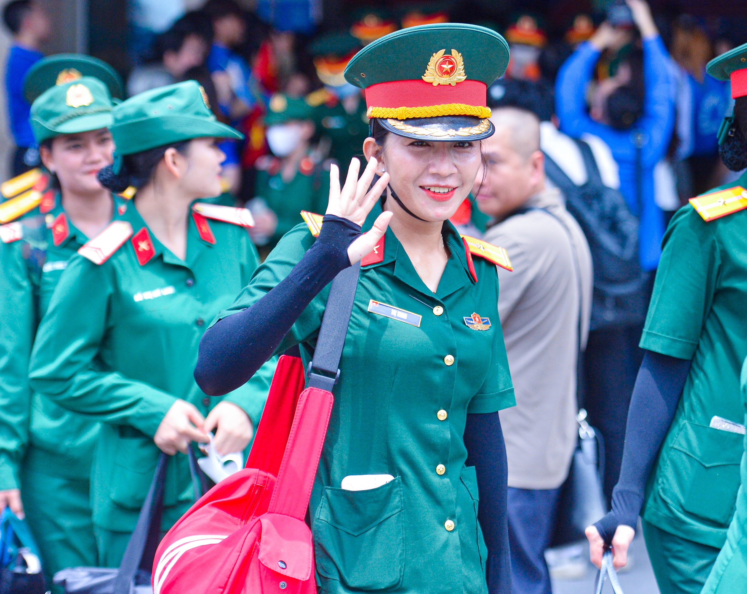 Thiếu uý hoãn cưới và nụ cười tỏa nắng của những nữ chiến sĩ từ Nam ra Hà Nội- Ảnh 12. Thiếu uý hoãn cưới và nụ cười tỏa nắng của những nữ chiến sĩ từ Nam ra Hà Nội- Ảnh 12.