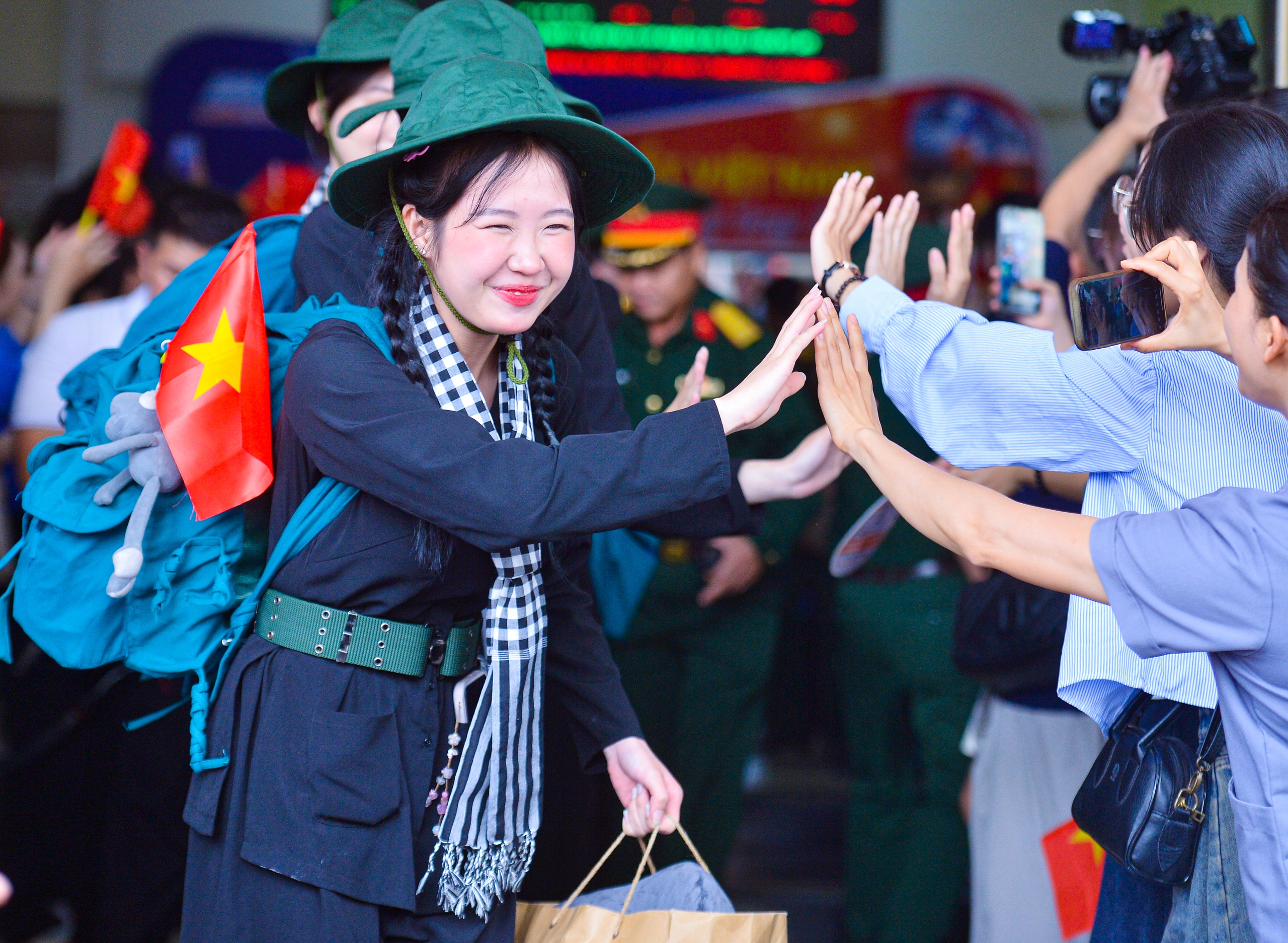Thiếu uý hoãn cưới và nụ cười tỏa nắng của những nữ chiến sĩ từ Nam ra Hà Nội- Ảnh 7. Thiếu uý hoãn cưới và nụ cười tỏa nắng của những nữ chiến sĩ từ Nam ra Hà Nội- Ảnh 7.