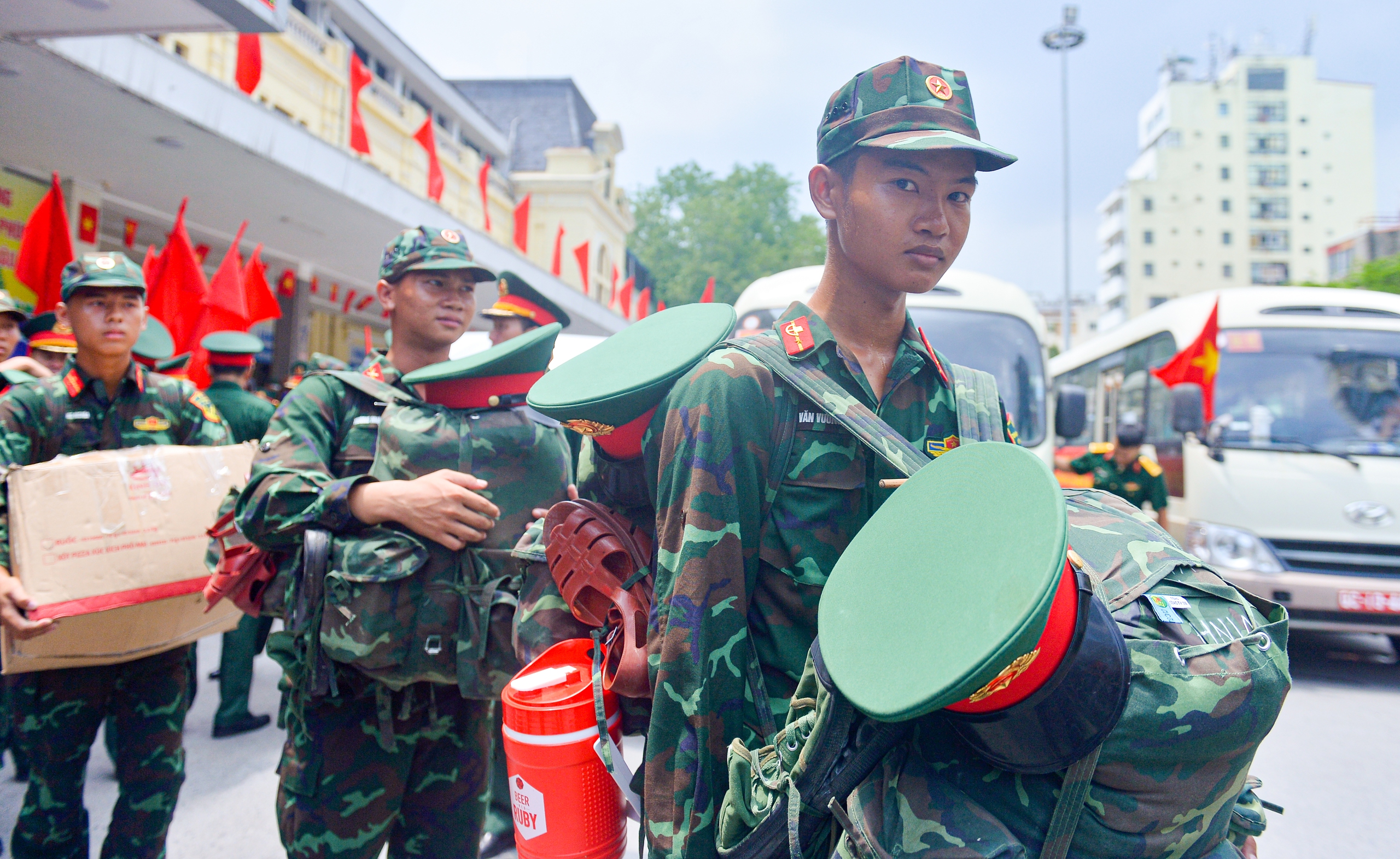និស្សិតស្រីរកឃើញមិត្តប្រុសក្នុងចំណោមទាហានរាប់រយនាក់ដែលបានទៅទីក្រុងហាណូយដើម្បីបំពេញបេសកកម្ម A80 - រូបថតទី 6។ Nữ sinh tìm được bạn trai trong hàng trăm chiến sĩ ra Hà Nội thực hiện nhiệm vụ A80- Ảnh 6.