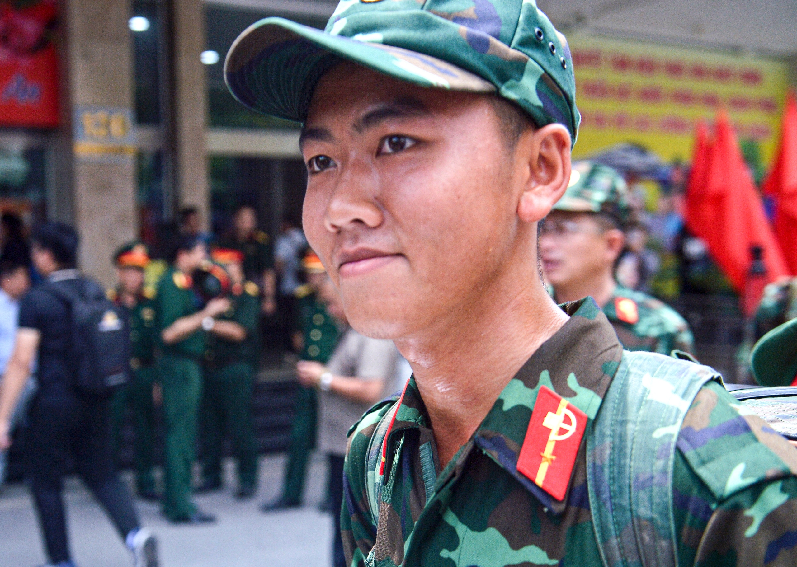 និស្សិតស្រីរកឃើញមិត្តប្រុសក្នុងចំណោមទាហានរាប់រយនាក់ដែលត្រូវបានបញ្ជូនទៅទីក្រុងហាណូយដើម្បីអនុវត្តបេសកកម្ម A80 - រូបថតទី 7។ Nữ sinh tìm được bạn trai trong hàng trăm chiến sĩ ra Hà Nội thực hiện nhiệm vụ A80- Ảnh 7.