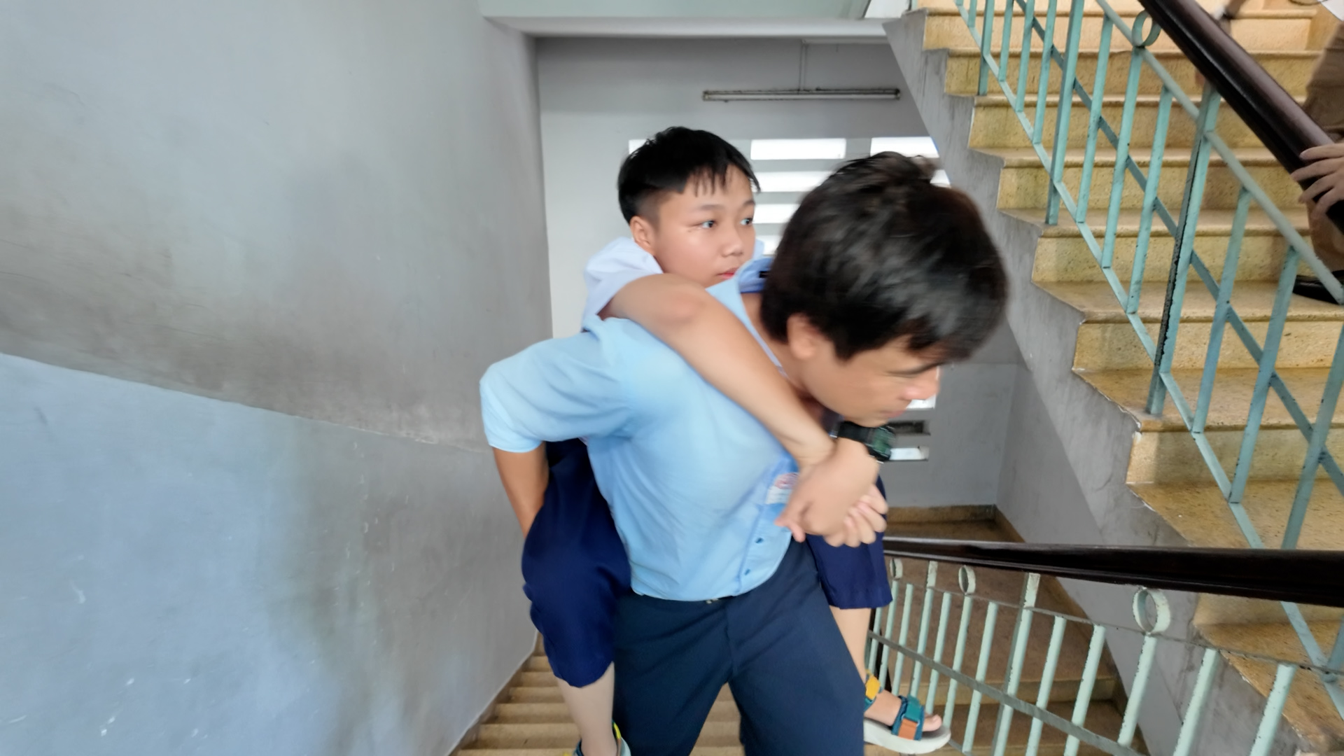 Th&iacute; sinh ngồi xe lăn được gi&aacute;o vi&ecirc;n c&otilde;ng l&ecirc;n ph&ograve;ng dự thi lớp 10- Ảnh 1.