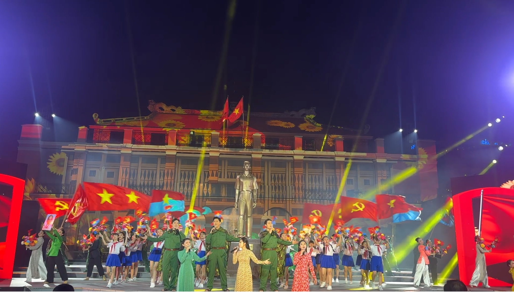 NSND Tạ Minh Tâm, Võ Hạ Trâm với dấu ấn 'Hành trình thế kỷ' - Ảnh 5.