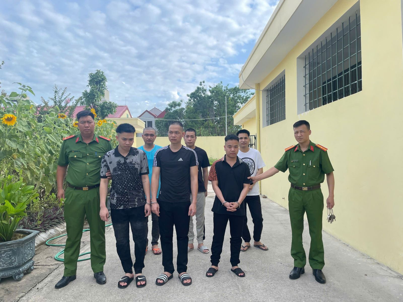 Dùng 124 website sex để lôi kéo người đánh bạc- Ảnh 1. Dùng 124 website sex để lôi kéo người đánh bạc- Ảnh 1.