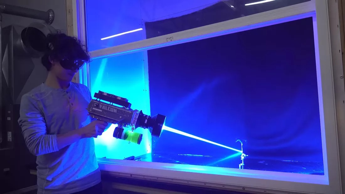 YouTuber gây kinh ngạc với 'súng laser' tự chế mạnh nhất thế giới - Ảnh 1.