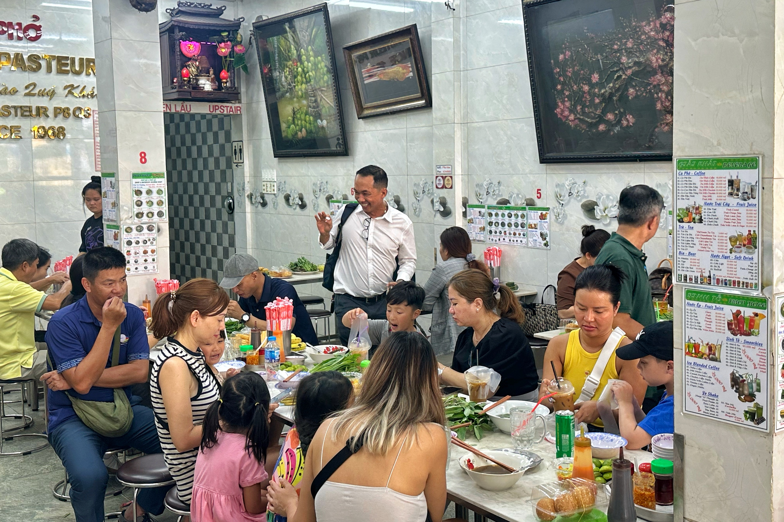 Phở Hòa Pasteur vắng mặt trong Michelin Guide 2025: Quán nổi tiếng giờ ra sao? - Ảnh 3. Phở Hòa Pasteur vắng mặt trong Michelin Guide 2025: Quán nổi tiếng giờ ra sao? - Ảnh 3.
