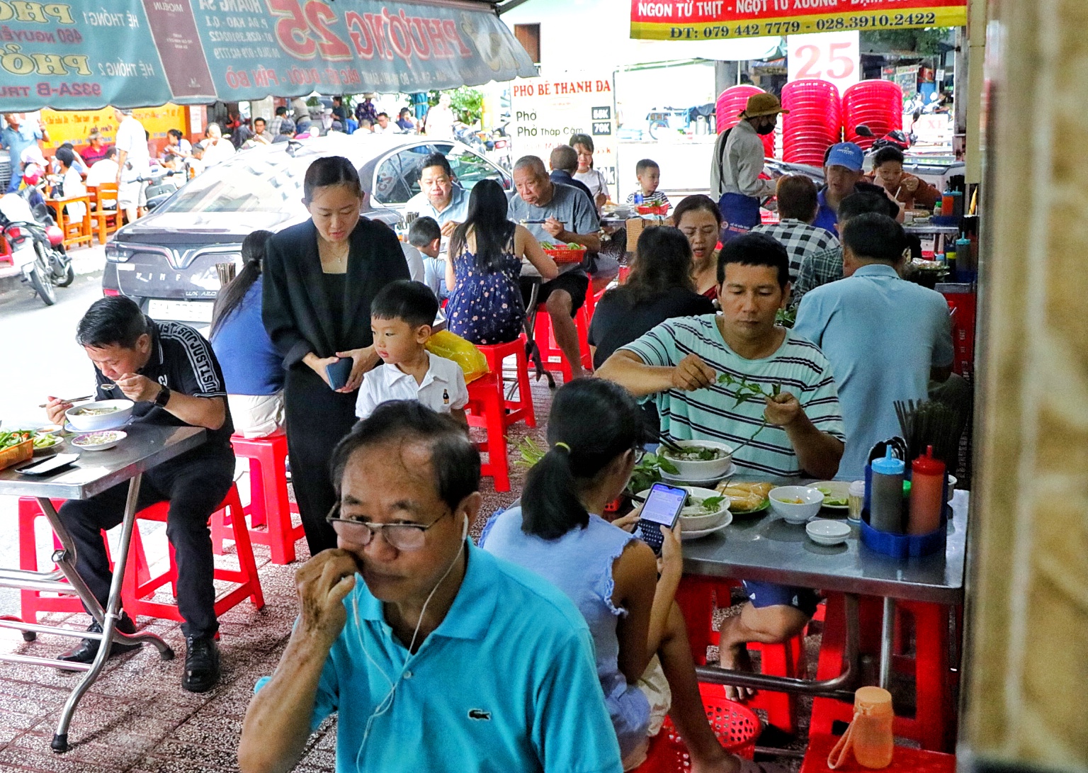 Độc nhất TP.HCM: 2 quán phở khác nhau của chị em ruột, Michelin khen 3 năm liền - Ảnh 2.