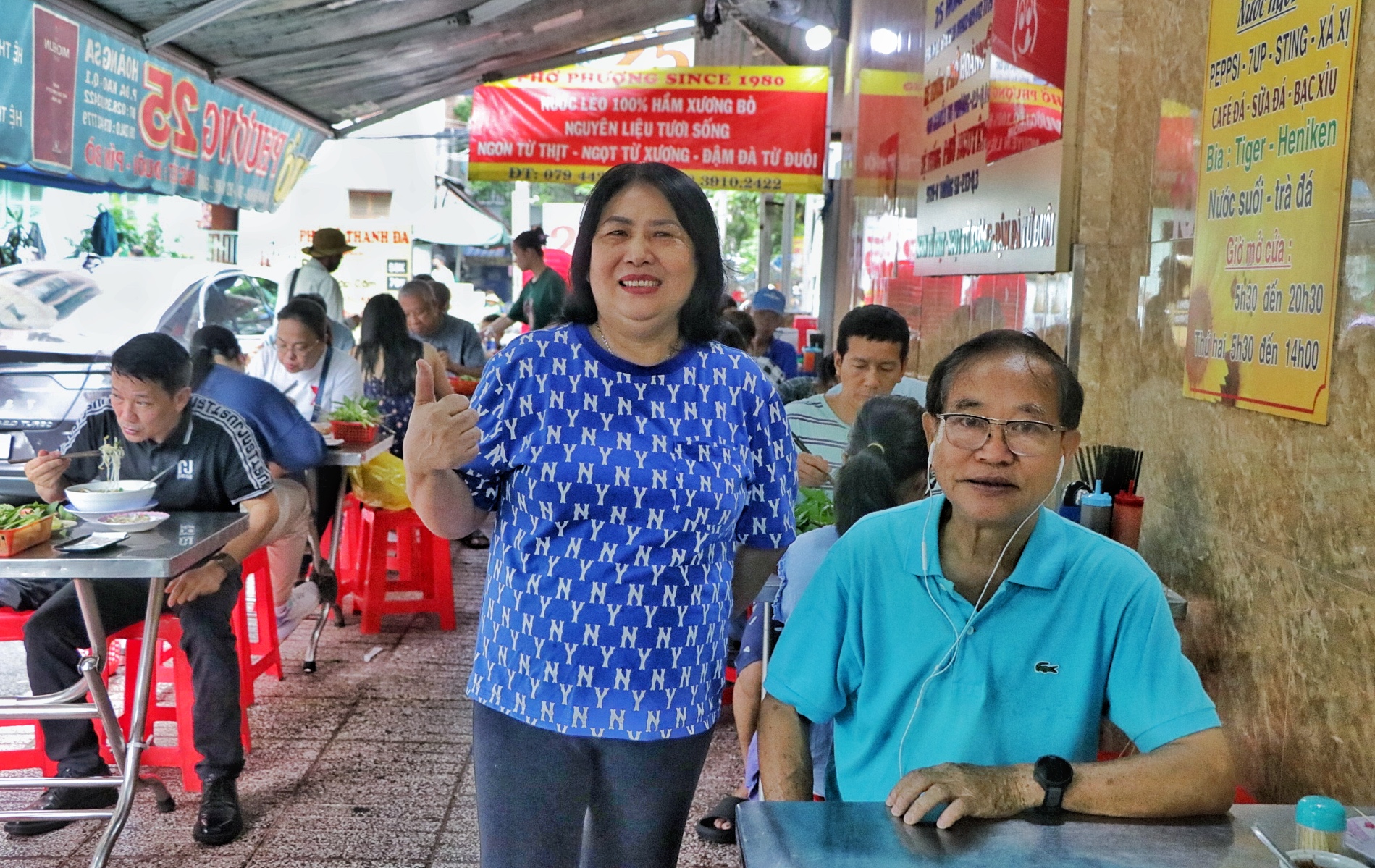 Độc nhất TP.HCM: 2 quán phở khác nhau của chị em ruột, Michelin khen 3 năm liền - Ảnh 1.