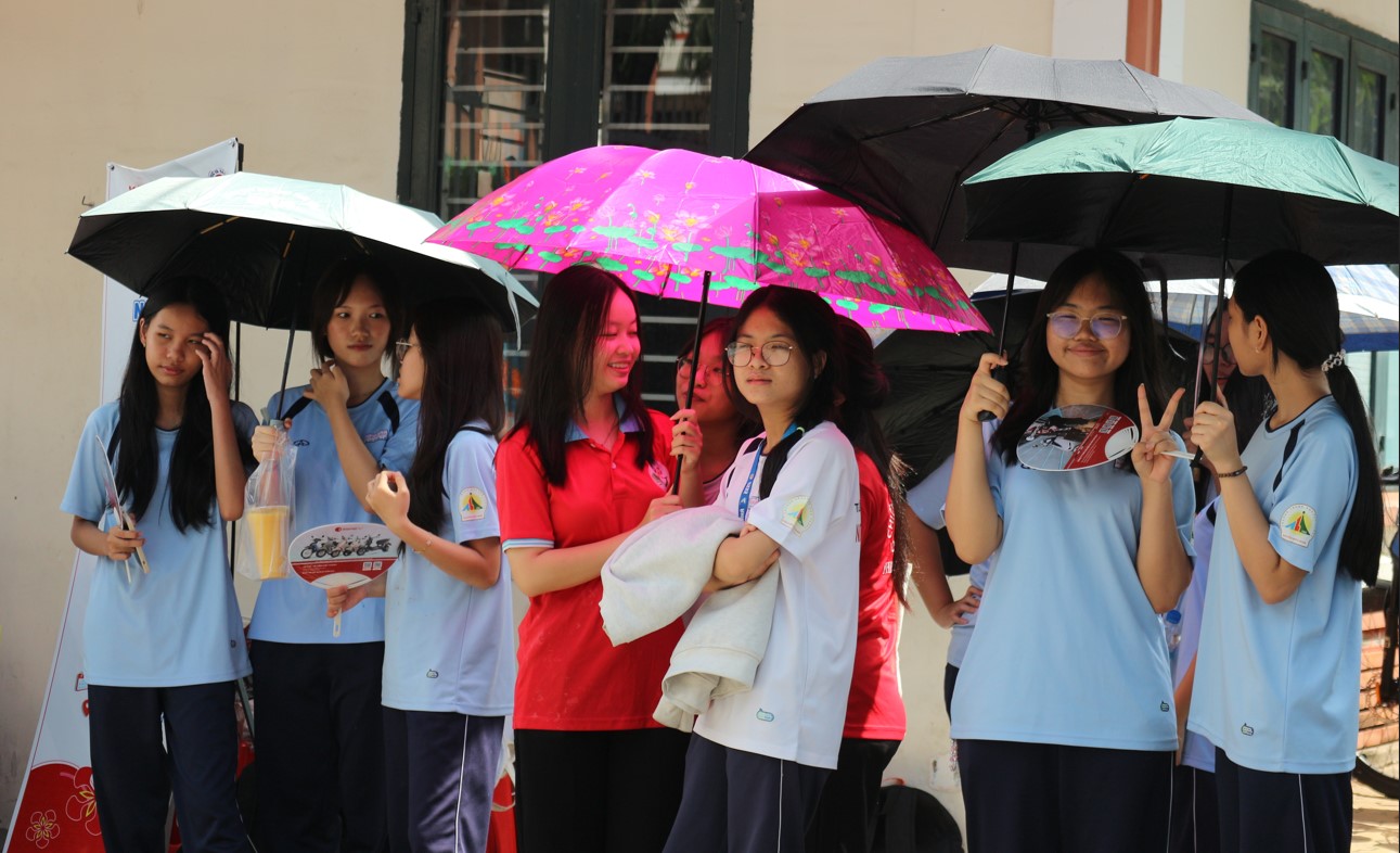Tình nguyện viên tiếp sức mùa thi lan tỏa động lực cho thí sinh thi lớp 10- Ảnh 4. Tình nguyện viên tiếp sức mùa thi lan tỏa động lực cho thí sinh thi lớp 10- Ảnh 4.