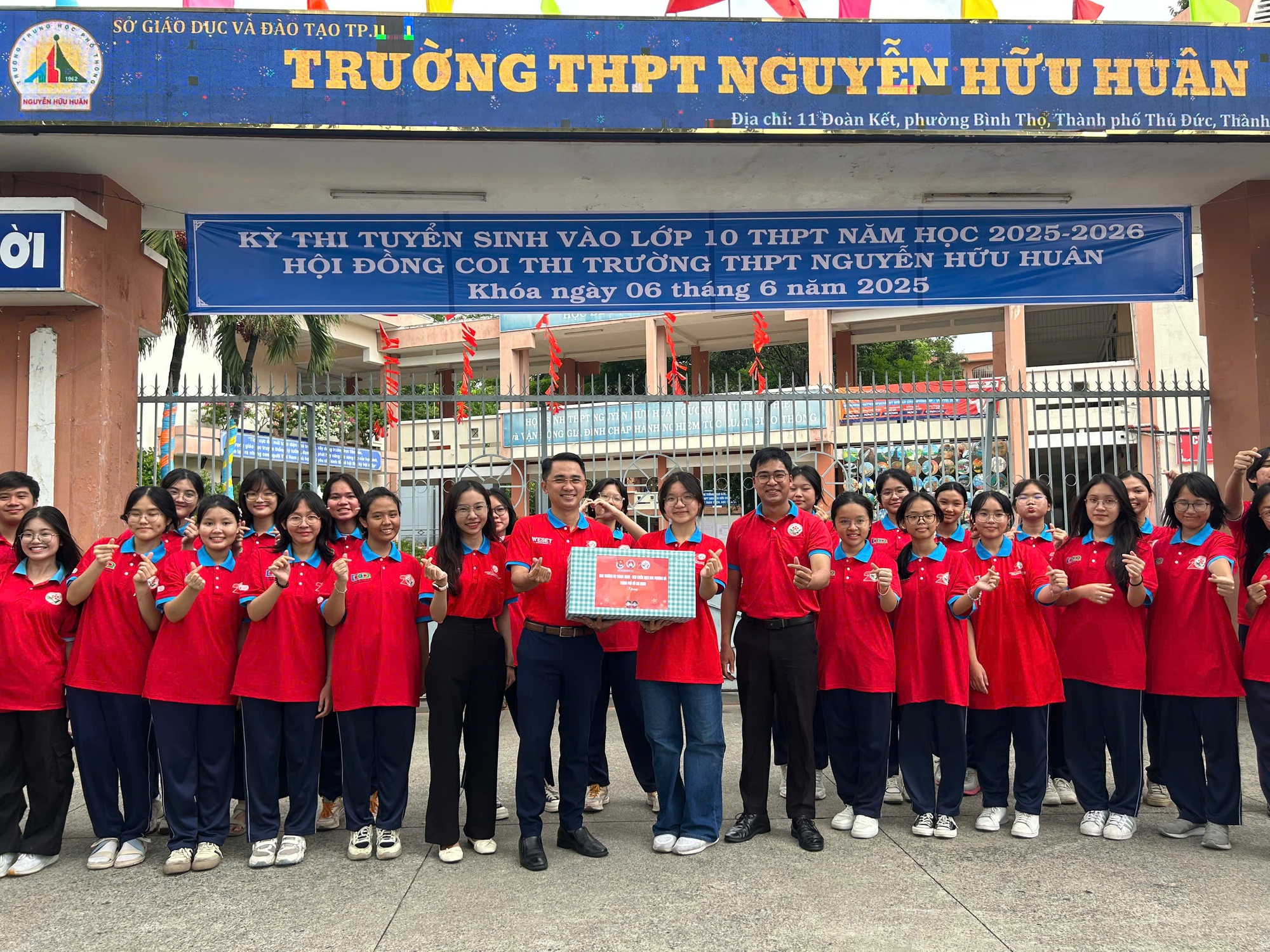 Tình nguyện viên tiếp sức mùa thi lan tỏa động lực cho thí sinh thi lớp 10- Ảnh 5. Tình nguyện viên tiếp sức mùa thi lan tỏa động lực cho thí sinh thi lớp 10- Ảnh 5.