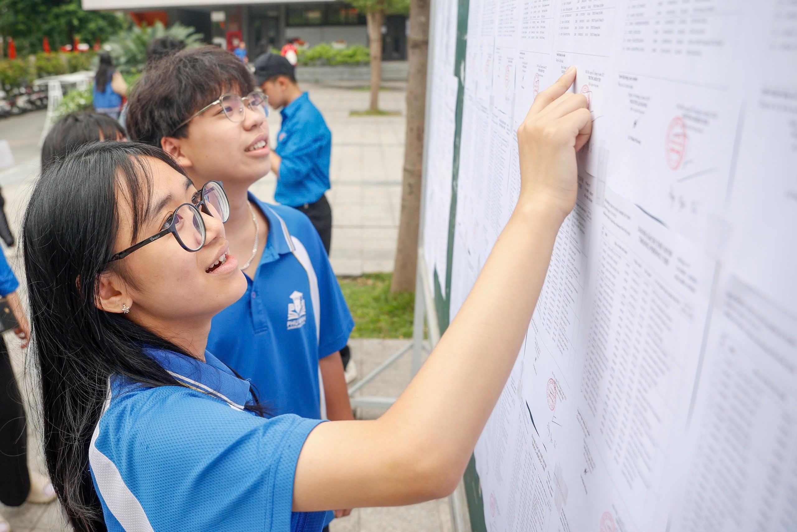 Hoje à noite, Hanói anunciou as notas dos exames e as notas de referência para a 10ª série - Foto 1. Tối nay Hà Nội công bố điểm thi, điểm chuẩn vào lớp 10- Ảnh 1.