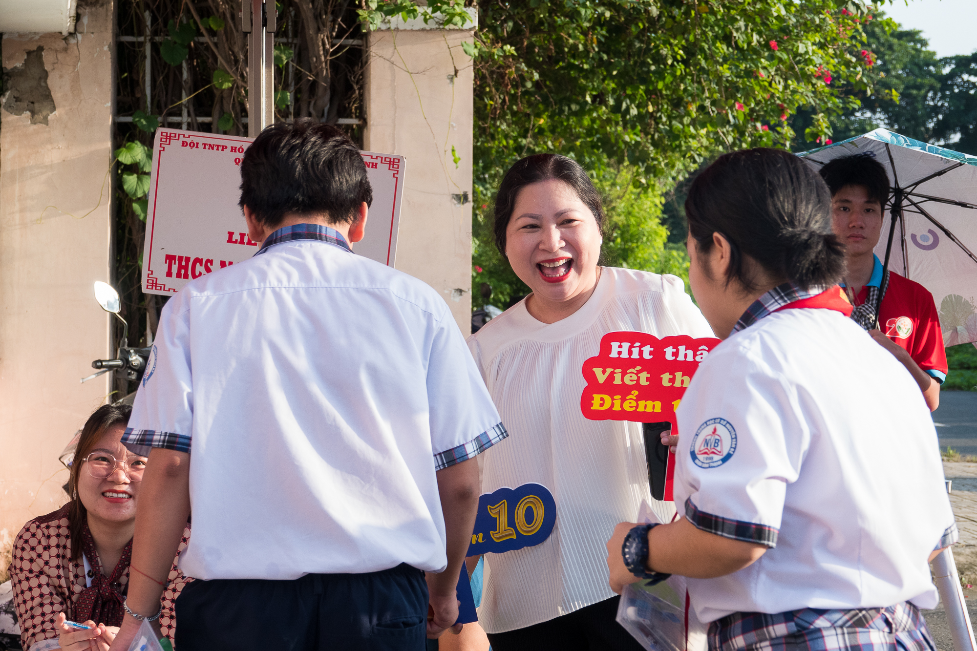 Khoảnh khắc nặng tình trong những ngày thi lớp 10 ‘nhẹ lòng’ Khoảnh khắc nặng tình trong những ngày thi lớp 10 ‘nhẹ lòng’