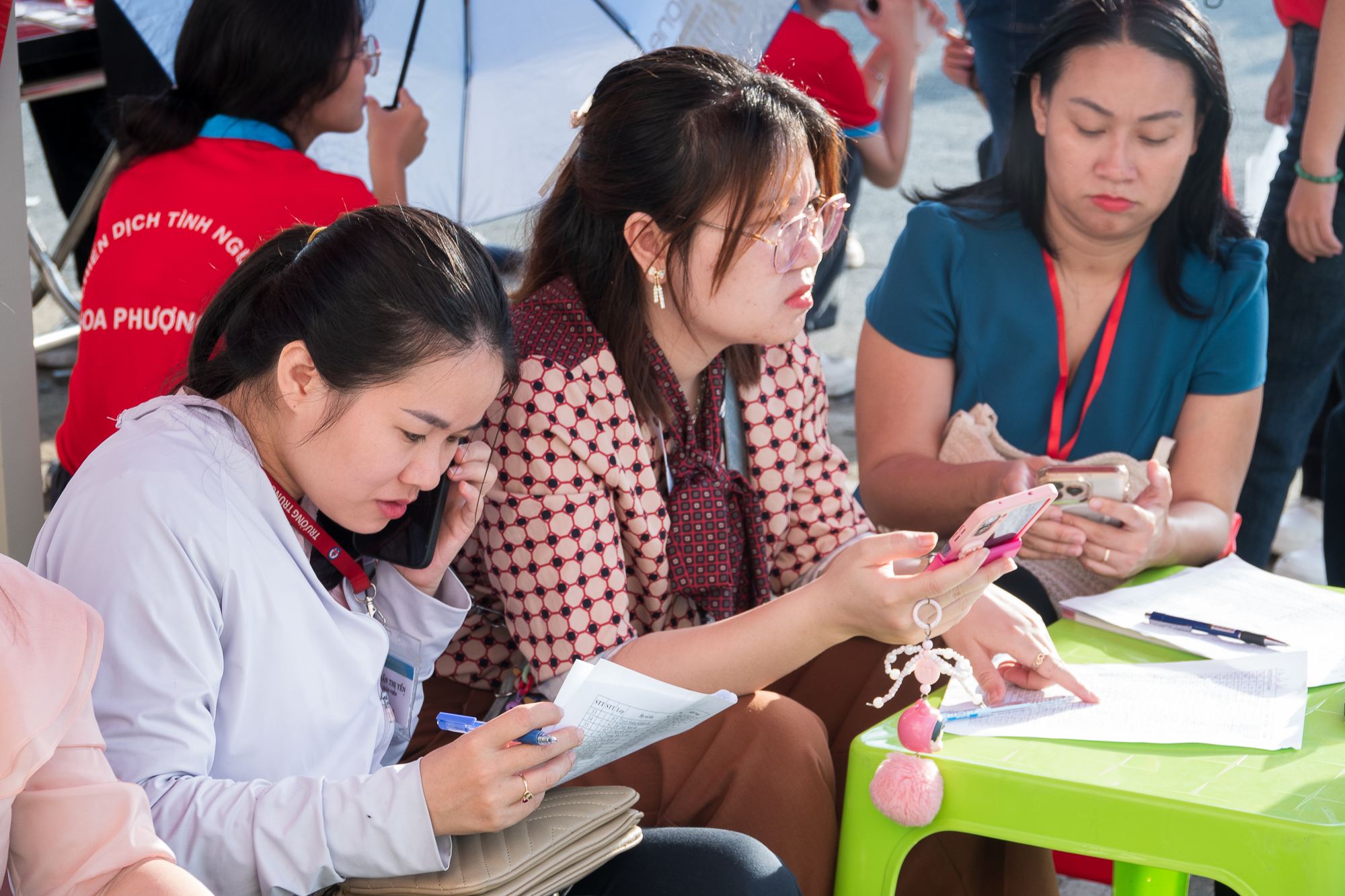 Lehrer in Ho-Chi-Minh-Stadt tragen Schuluniformen und halten Schilder mit der Aufschrift „Die ganze Welt glaubt, dass du es schaffen kannst!“ hoch. - Foto 4. Thầy cô TP.HCM mặc áo lớp, cầm biển cổ vũ, 'Cả thế giới tin em làm được'!- Ảnh 4.