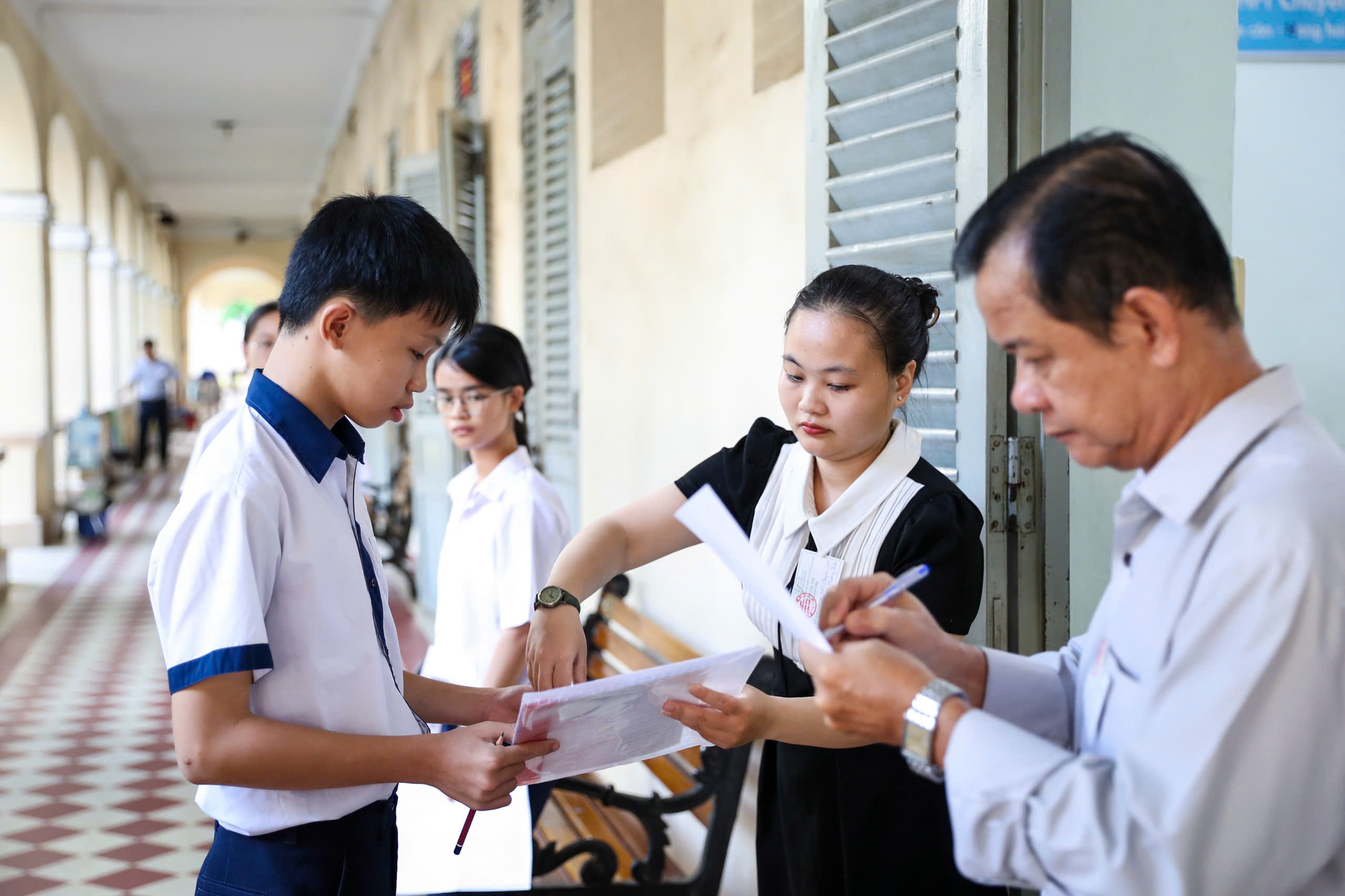 Những hình ảnh đầy cảm xúc, học sinh TP.HCM chính thức thi lớp 10 chương trình mới- Ảnh 7.