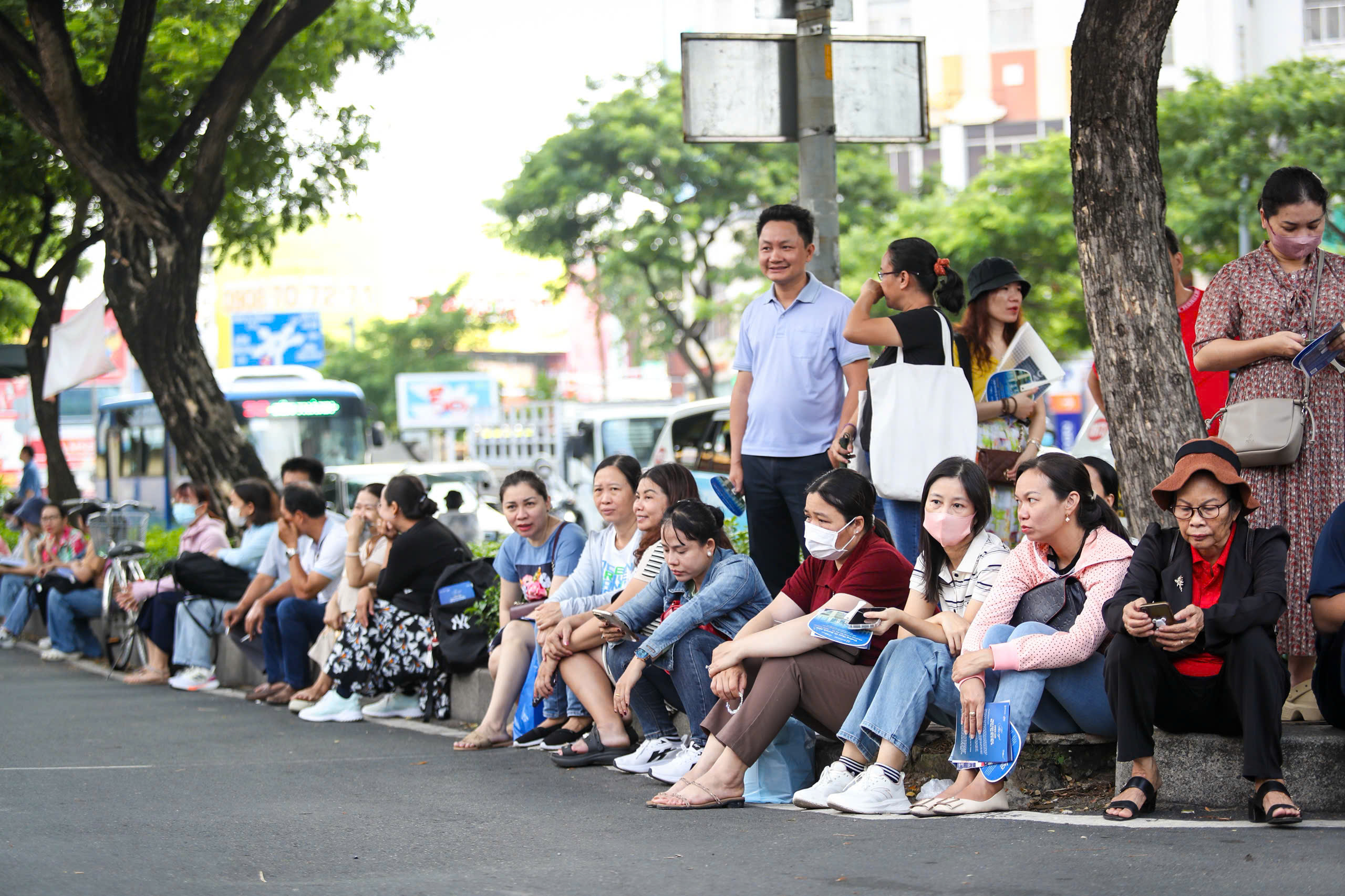 Những hình ảnh đầy cảm xúc, học sinh TP.HCM chính thức thi lớp 10 chương trình mới- Ảnh 15.