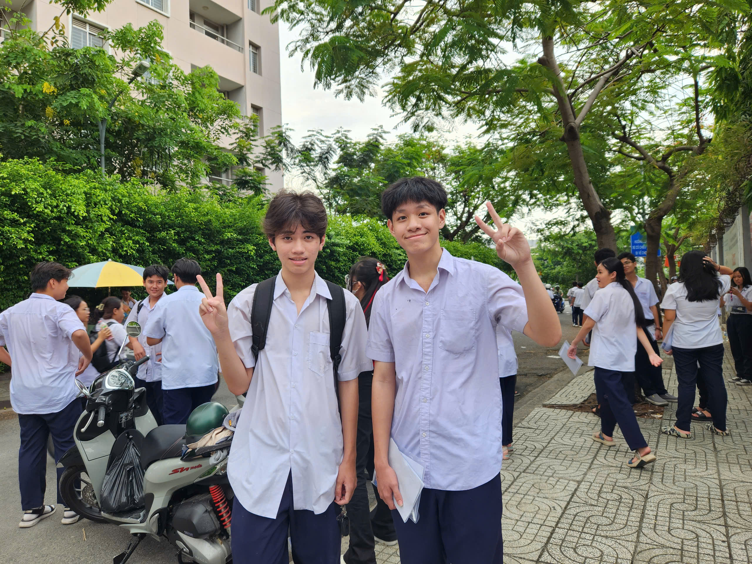 Biển báo trong đề thi tiếng Anh lớp 10 TP.HCM có ý nghĩa gì? - Ảnh 4.