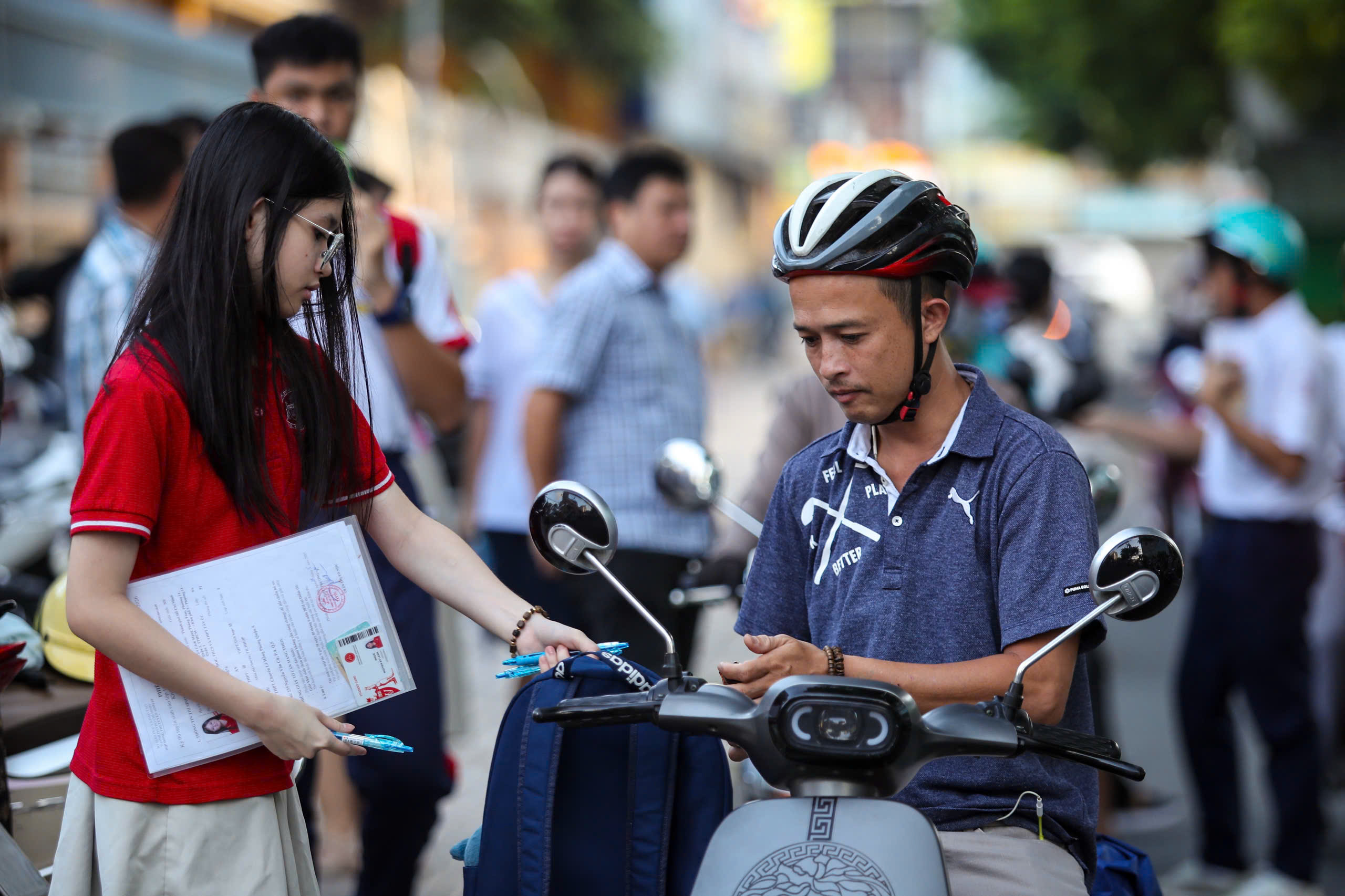Những hình ảnh đầy cảm xúc, học sinh TP.HCM chính thức thi lớp 10 chương trình mới- Ảnh 4.