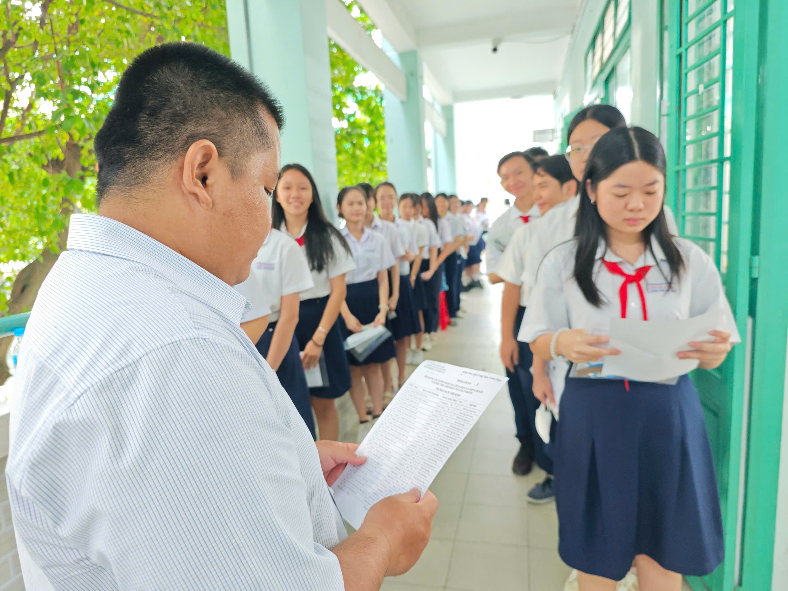 Những hình ảnh đầy cảm xúc, học sinh TP.HCM chính thức thi lớp 10 chương trình mới- Ảnh 11.