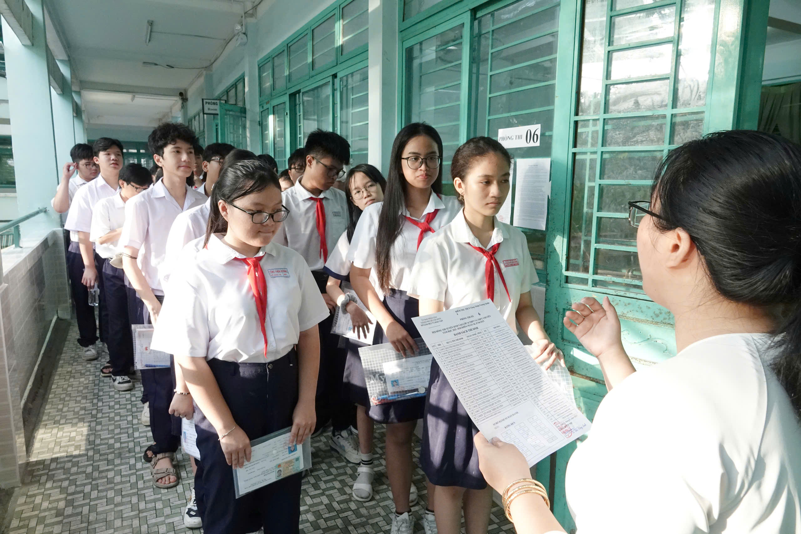 Những hình ảnh đầy cảm xúc, học sinh TP.HCM chính thức thi lớp 10 chương trình mới- Ảnh 8.
