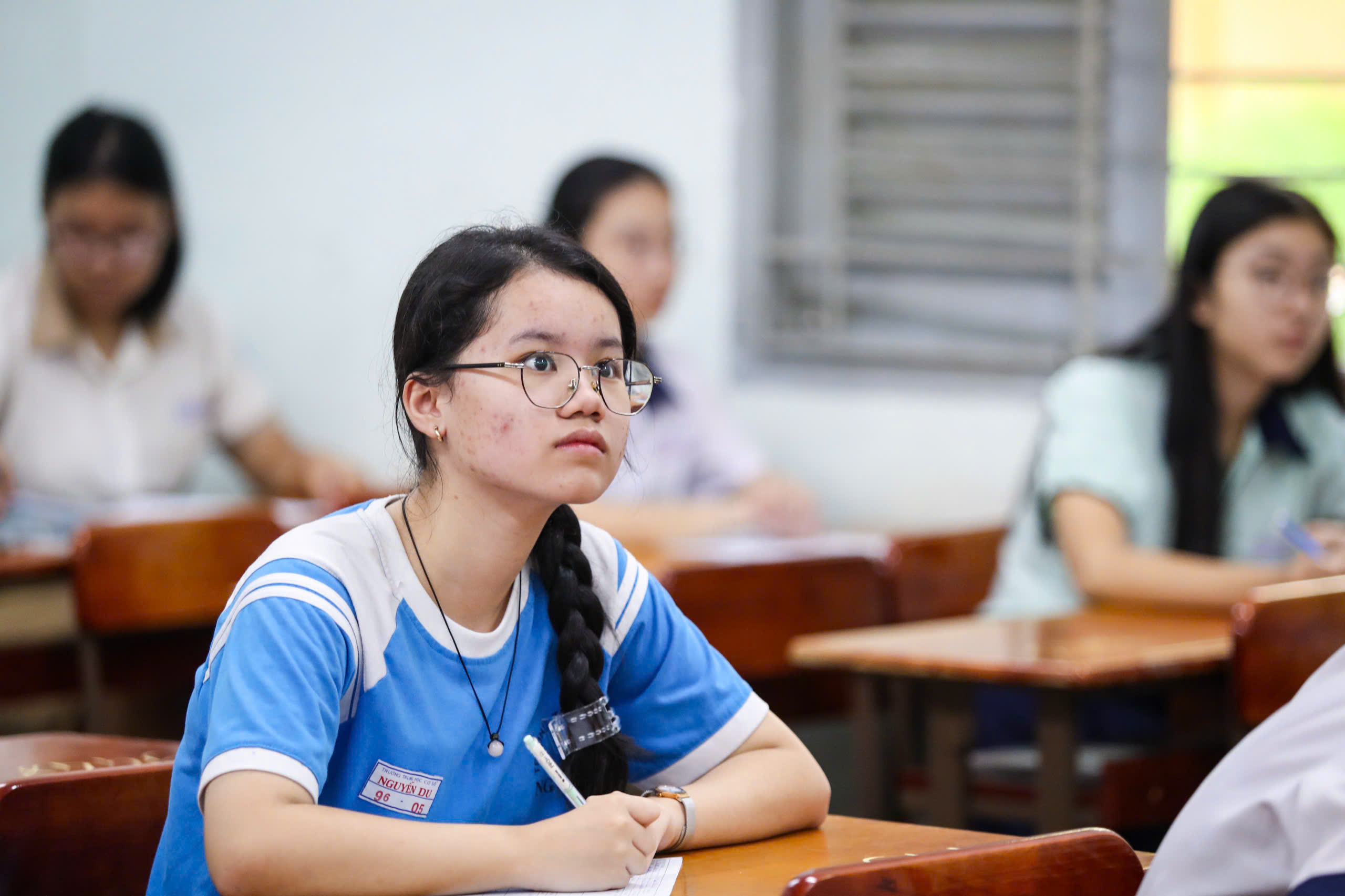 Những hình ảnh đầy cảm xúc, học sinh TP.HCM chính thức thi lớp 10 chương trình mới- Ảnh 14.