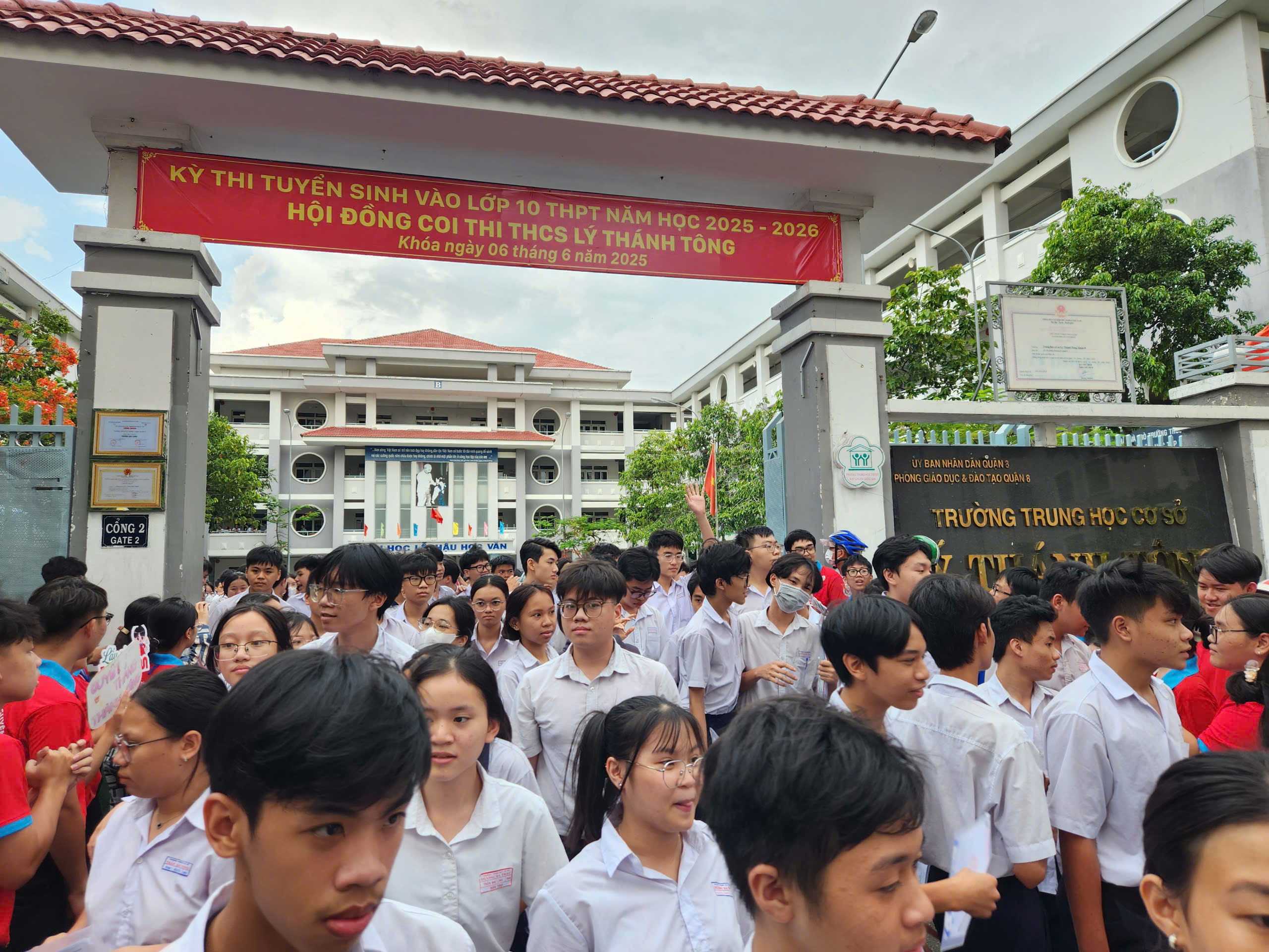 Biển báo trong đề thi tiếng Anh lớp 10 TP.HCM có ý nghĩa gì? - Ảnh 1.