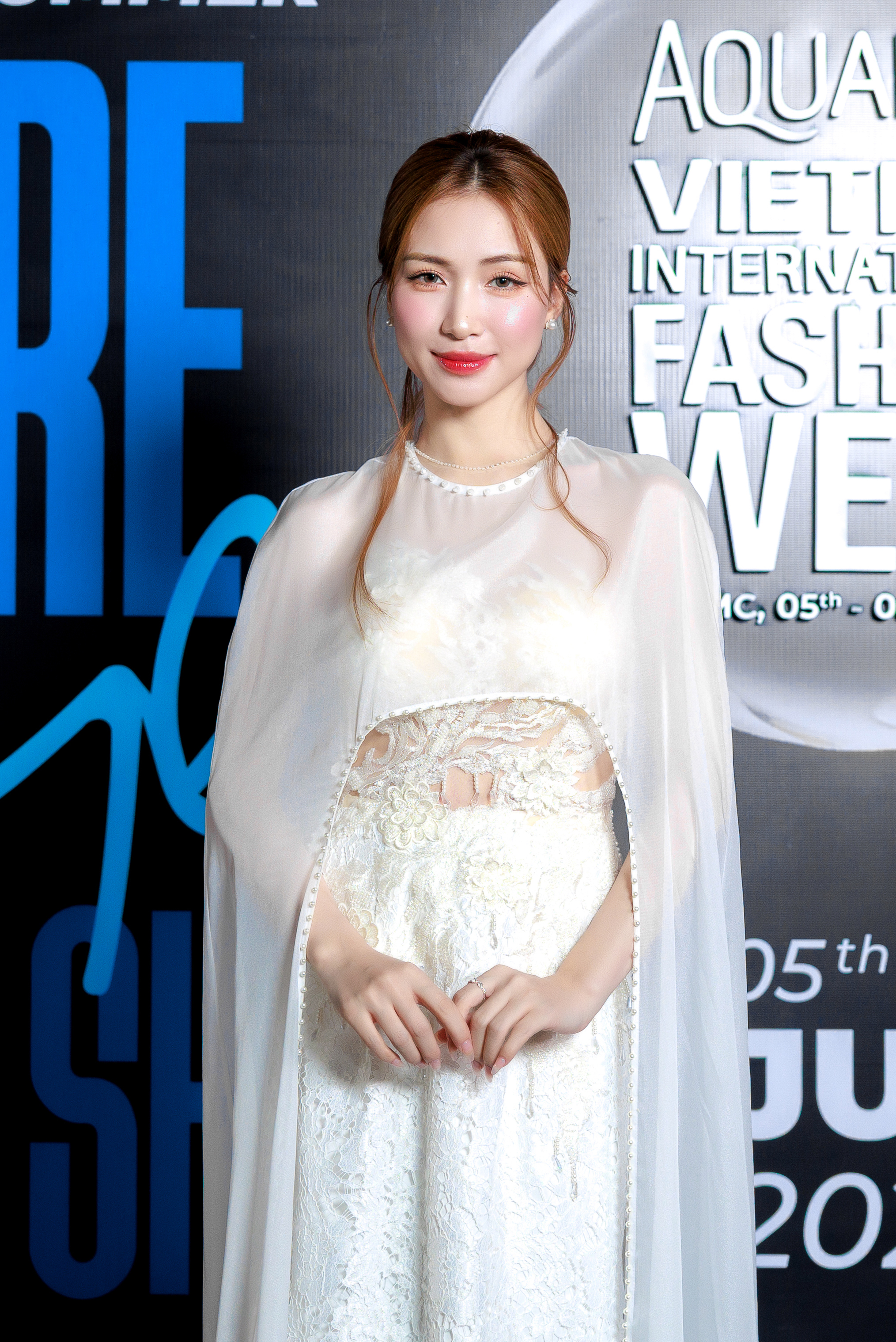 Hòa Minzy mặc kín đáo, Trương Quỳnh Anh quyến rũ tại sự kiện Hòa Minzy mặc kín đáo, Trương Quỳnh Anh quyến rũ tại sự kiện