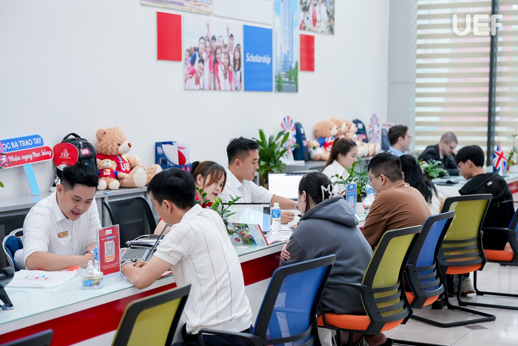 Rộn ràng đăng ký xét học bạ và nhận nhiều học bổng hấp dẫn tại Trường ĐH Kinh tế – Tài chính TP.HCM