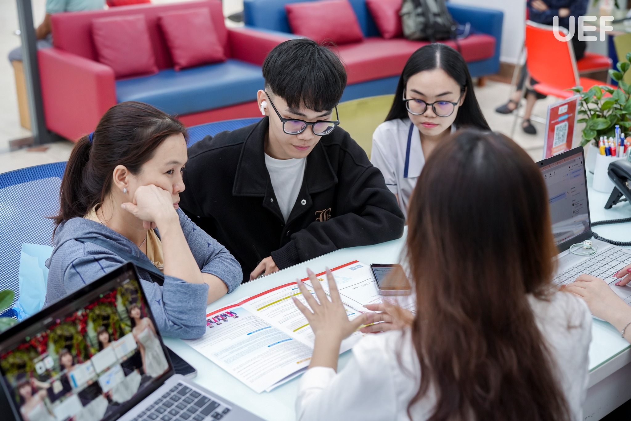 Rộn ràng đăng ký xét học bạ và nhận nhiều học bổng hấp dẫn tại Trường ĐH Kinh tế - Tài chính TP.HCM- Ảnh 2.