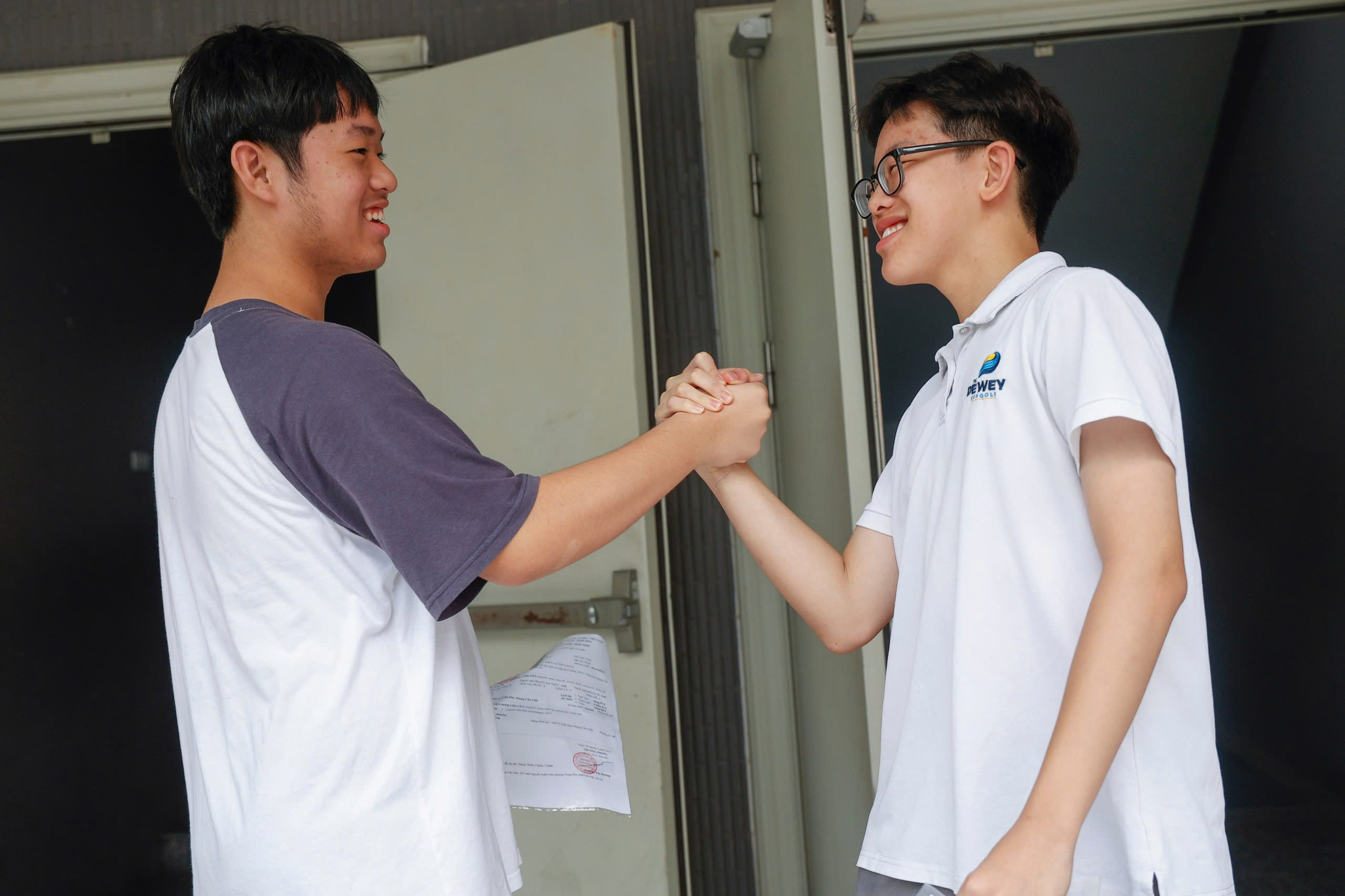 - Ảnh 10. Ông ngoại 76 tuổi đưa cháu đi thi cấp 3 để cháu 'nhận vía tốt' - Ảnh 10.