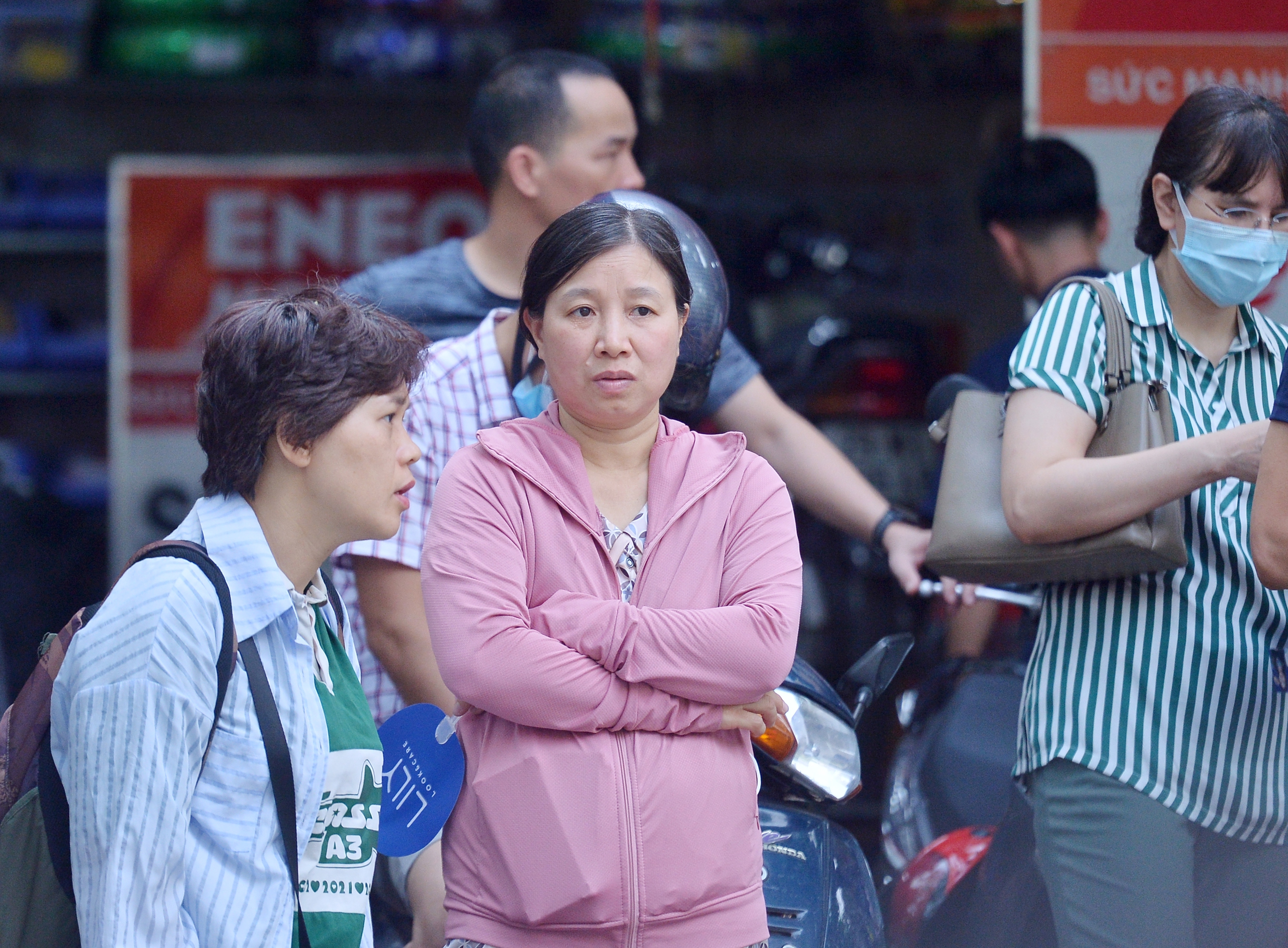 - Ảnh 8. Ông ngoại 76 tuổi đưa cháu đi thi cấp 3 để cháu 'nhận vía tốt' - Ảnh 8.