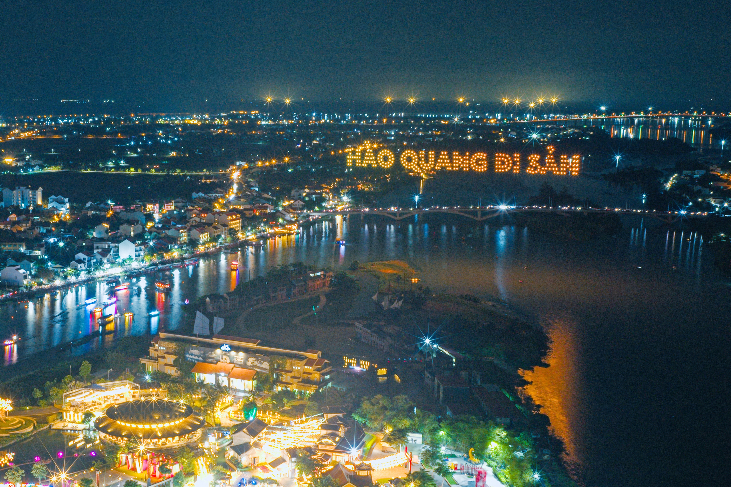 Pháo hoa, dù lượn hỏa thuật thắp sáng đêm phố cổ Hội An- Ảnh 1.