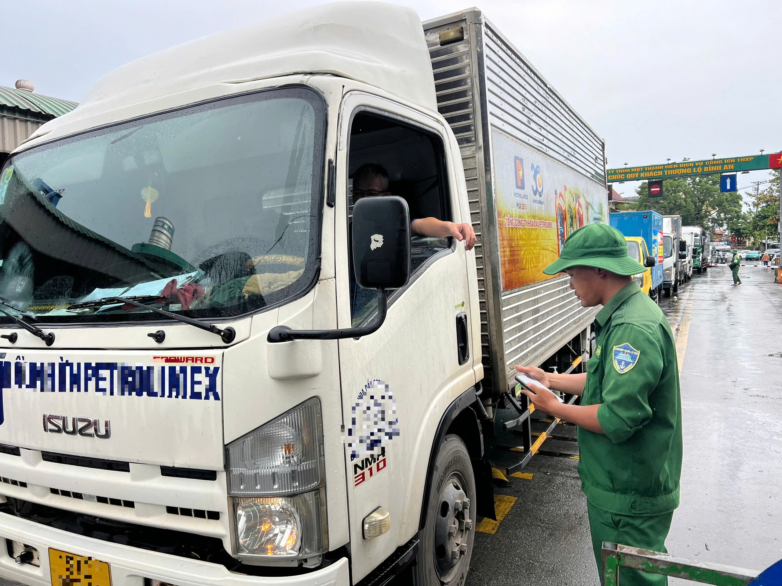 Tài xế thắc mắc ô tô qua phà Bình Khánh không thấy quét thẻ, có tiêu cực? - Ảnh 1.