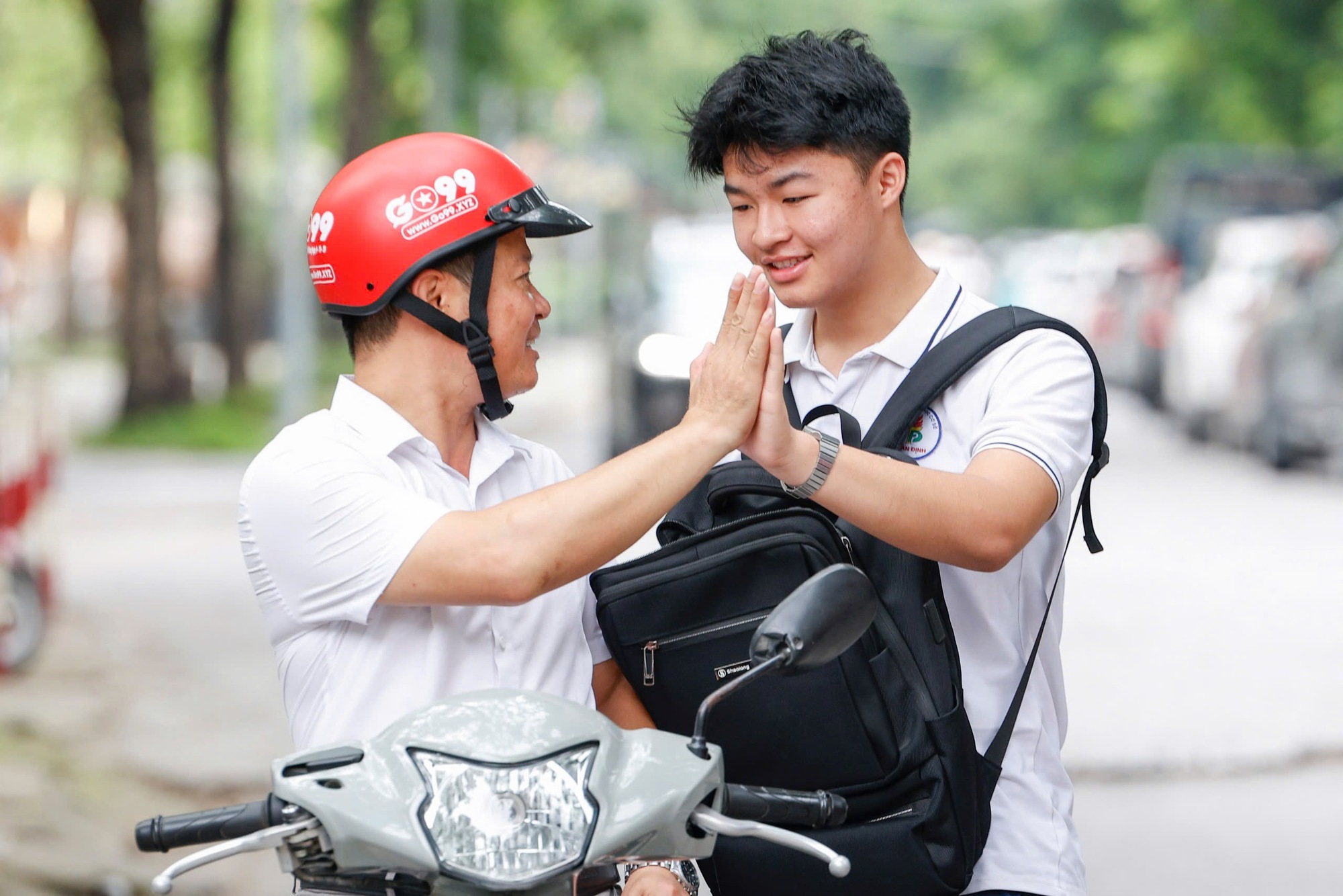 Hà Nội: 10 trường THPT hạ điểm chuẩn, 2 trường mới tuyển sinh vào lớp 10 - Ảnh 1.