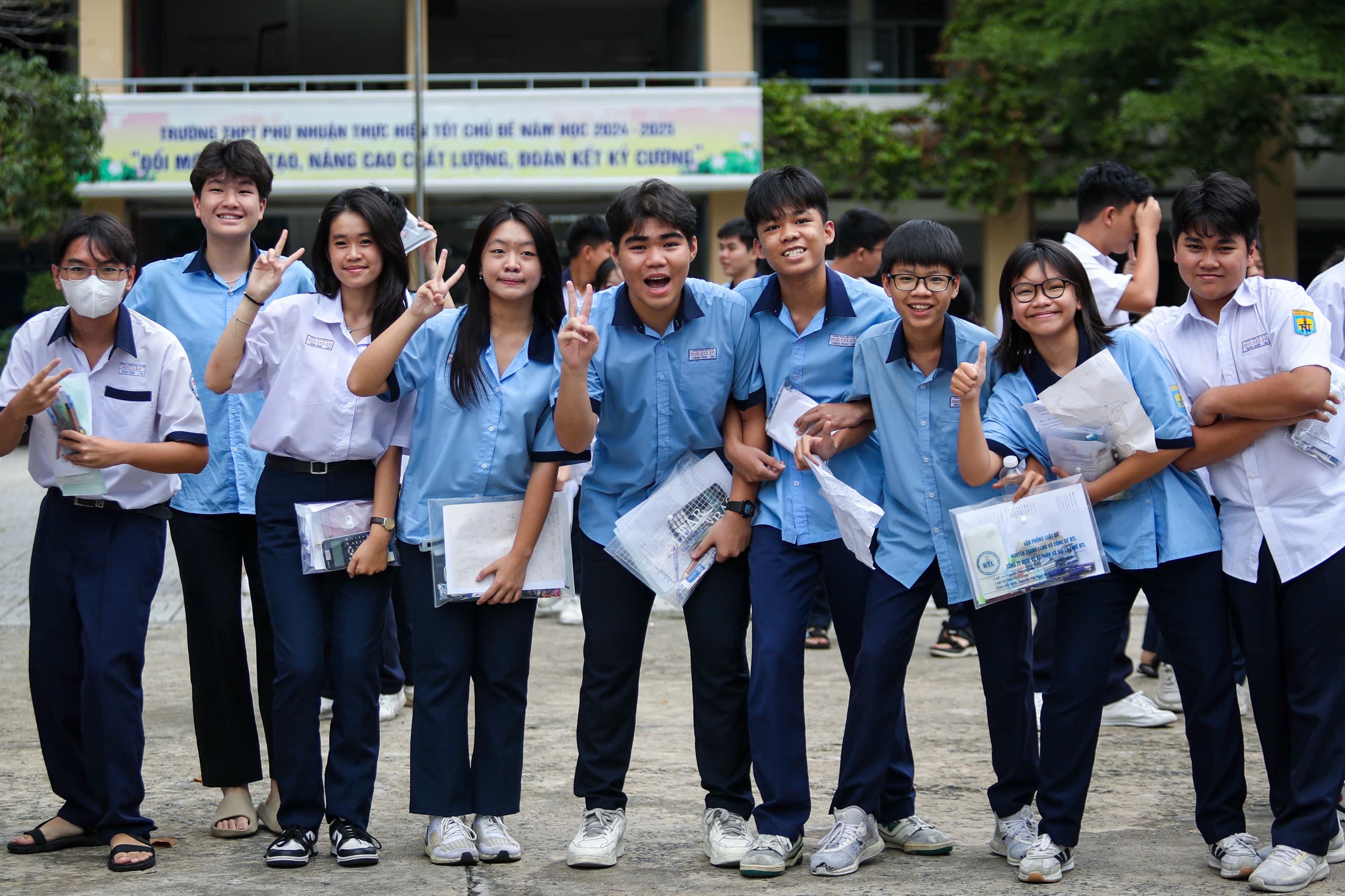 Kết thúc kỳ thi lớp 10: Thí sinh tự tin ‘gặt’ quả ngọt điểm cao Kết thúc kỳ thi lớp 10: Thí sinh tự tin ‘gặt’ quả ngọt điểm cao
