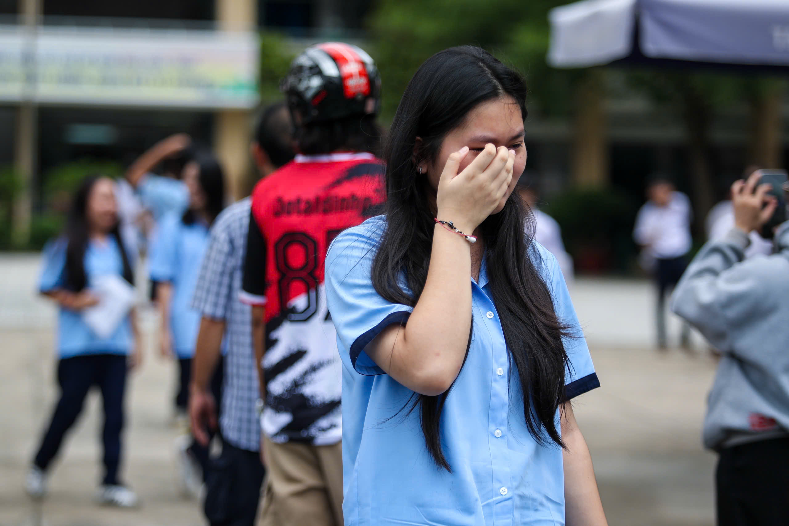 Người rơi lệ, người tươi như hoa sau giờ thi toán lớp 10 TP.HCM Người rơi lệ, người tươi như hoa sau giờ thi toán lớp 10 TP.HCM