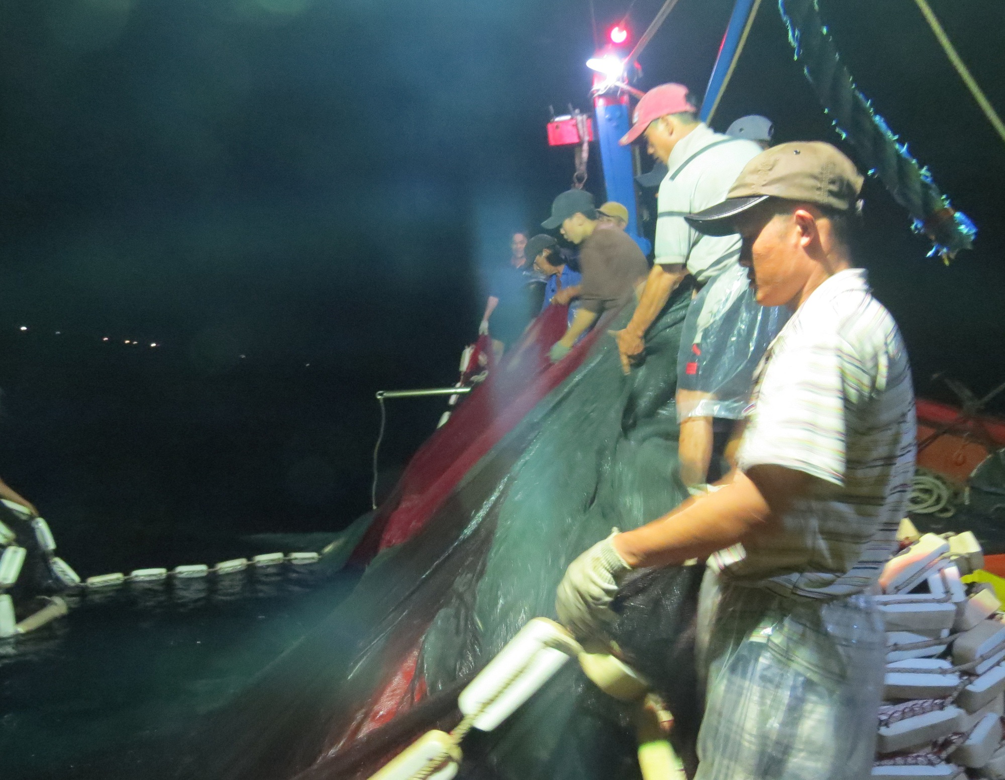 Tình người miền biển: Chuyện tình yêu thương giữa sóng gió và cuộc sống vươn lên - Ảnh 4.