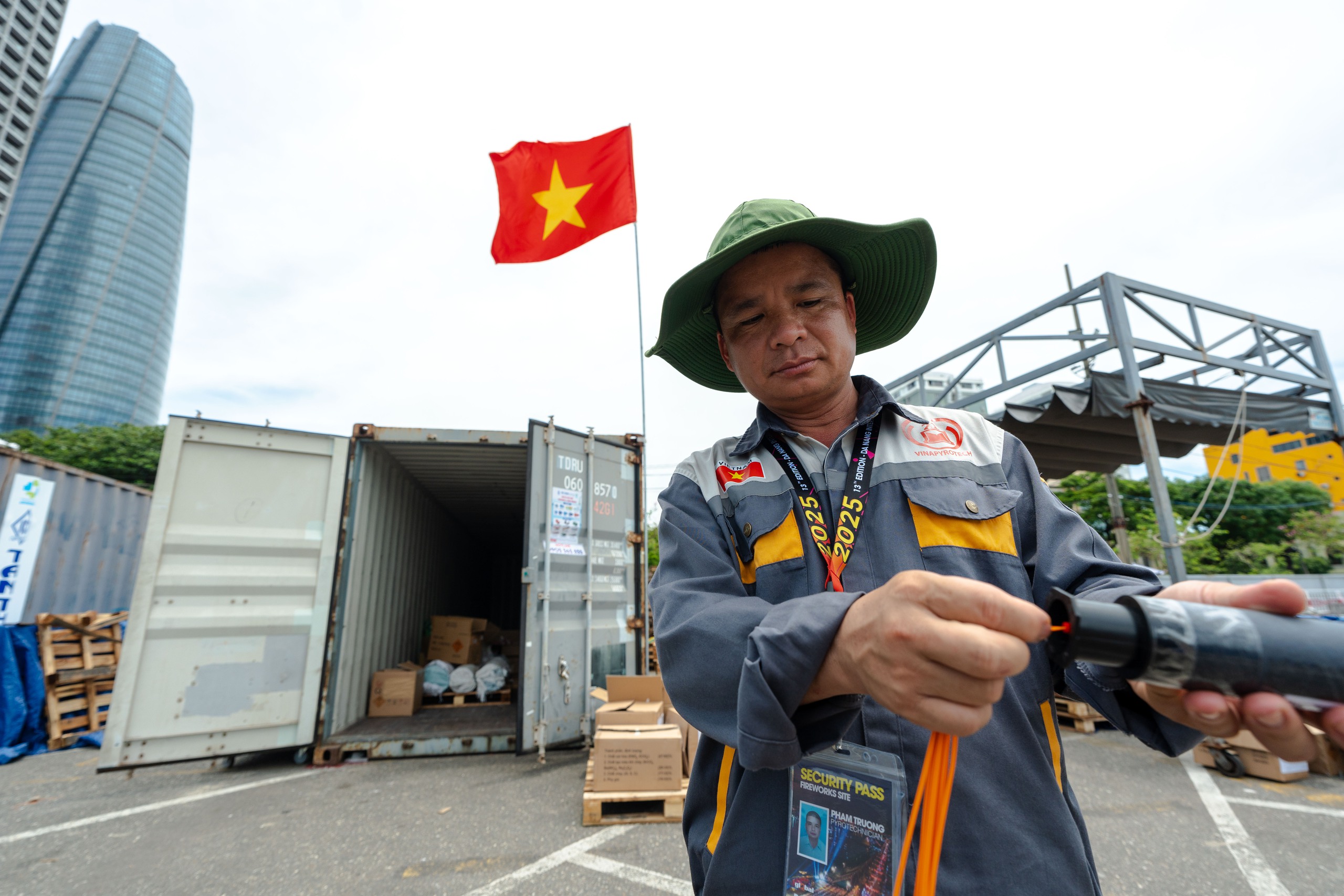 Đêm thi pháo hoa Z121 tại DIFF 2025: Khát vọng Việt rực sáng trên sông Hàn - Ảnh 6. Đêm thi pháo hoa Z121 tại DIFF 2025: Khát vọng Việt rực sáng trên sông Hàn - Ảnh 6.