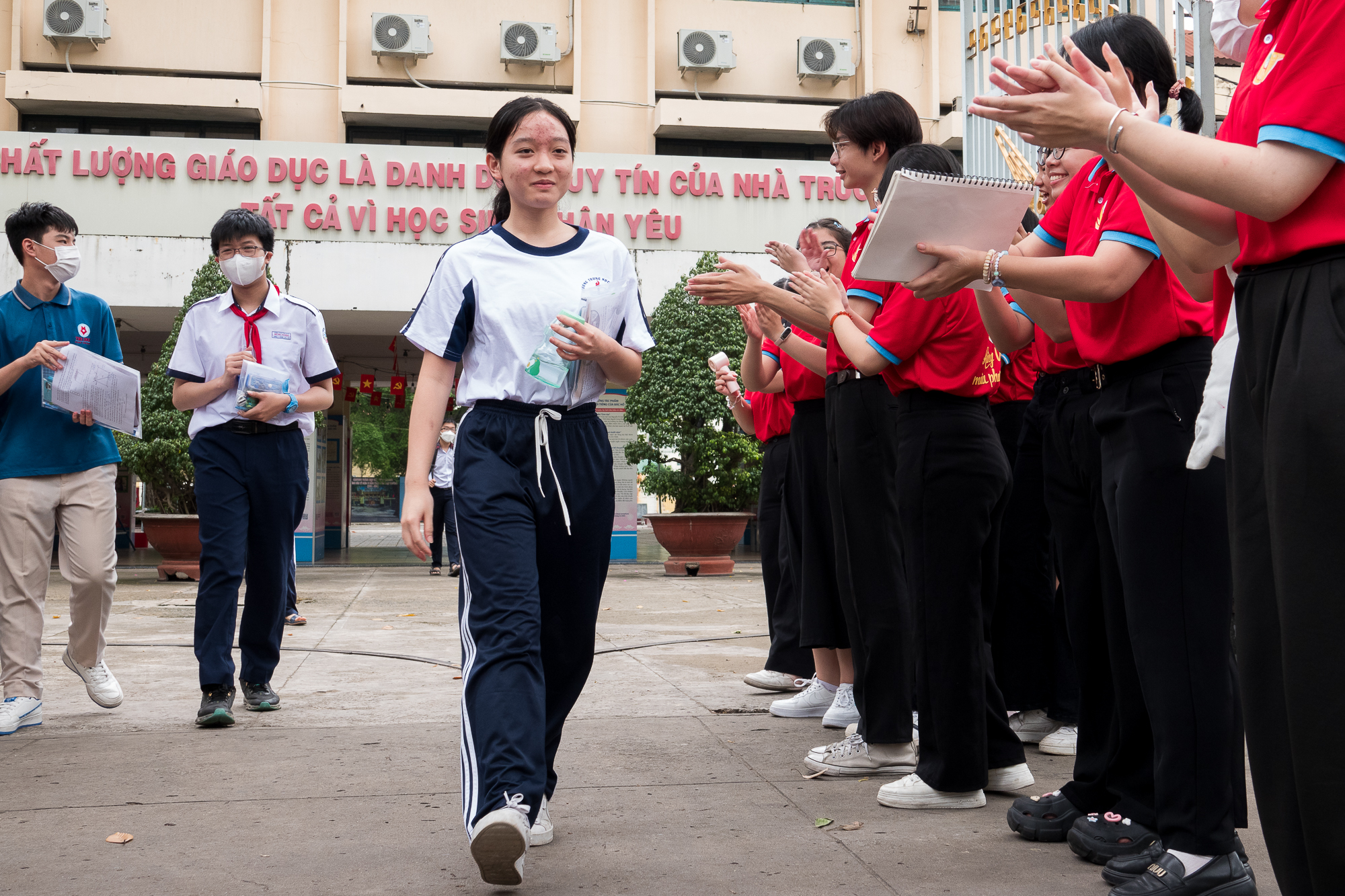 Khoảnh khắc nặng tình trong những ngày thi lớp 10 'nhẹ nhàng' - Ảnh 10.