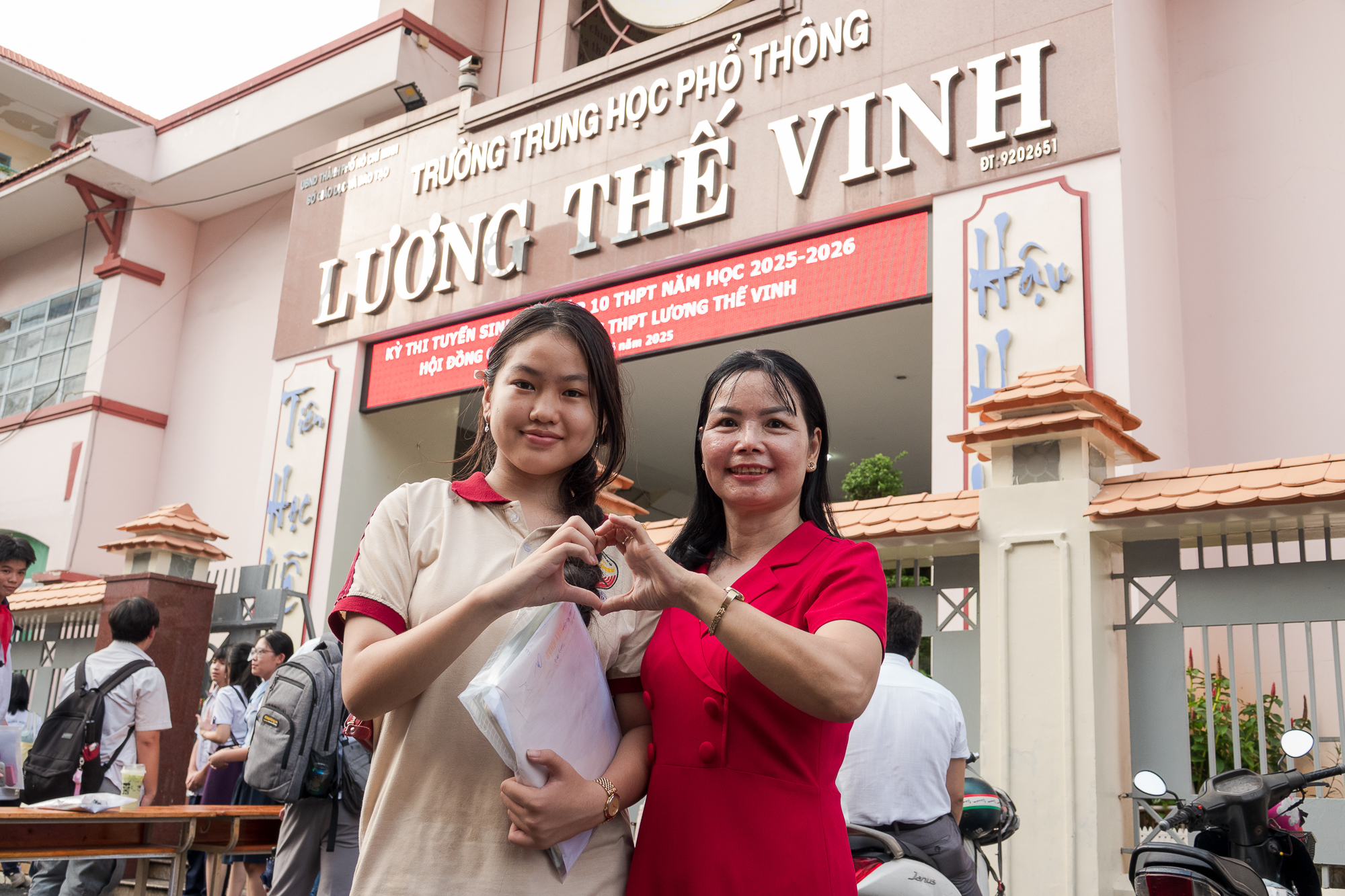 Khoảnh khắc nặng tình trong những ngày thi lớp 10 'nhẹ nhàng' - Ảnh 14.