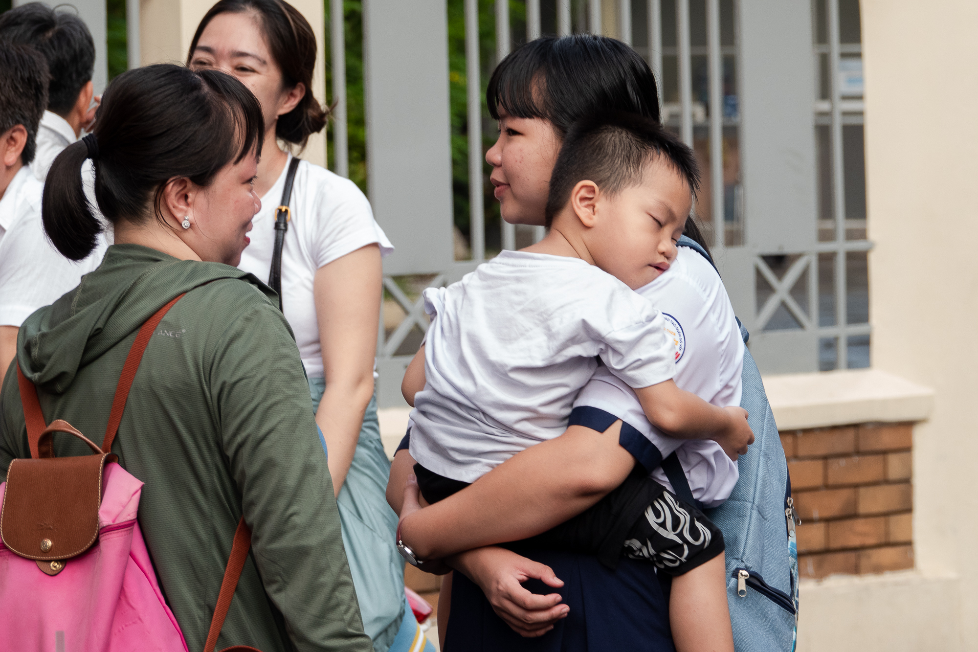 Khoảnh khắc nặng tình trong những ngày thi lớp 10 'nhẹ nhàng' - Ảnh 13.