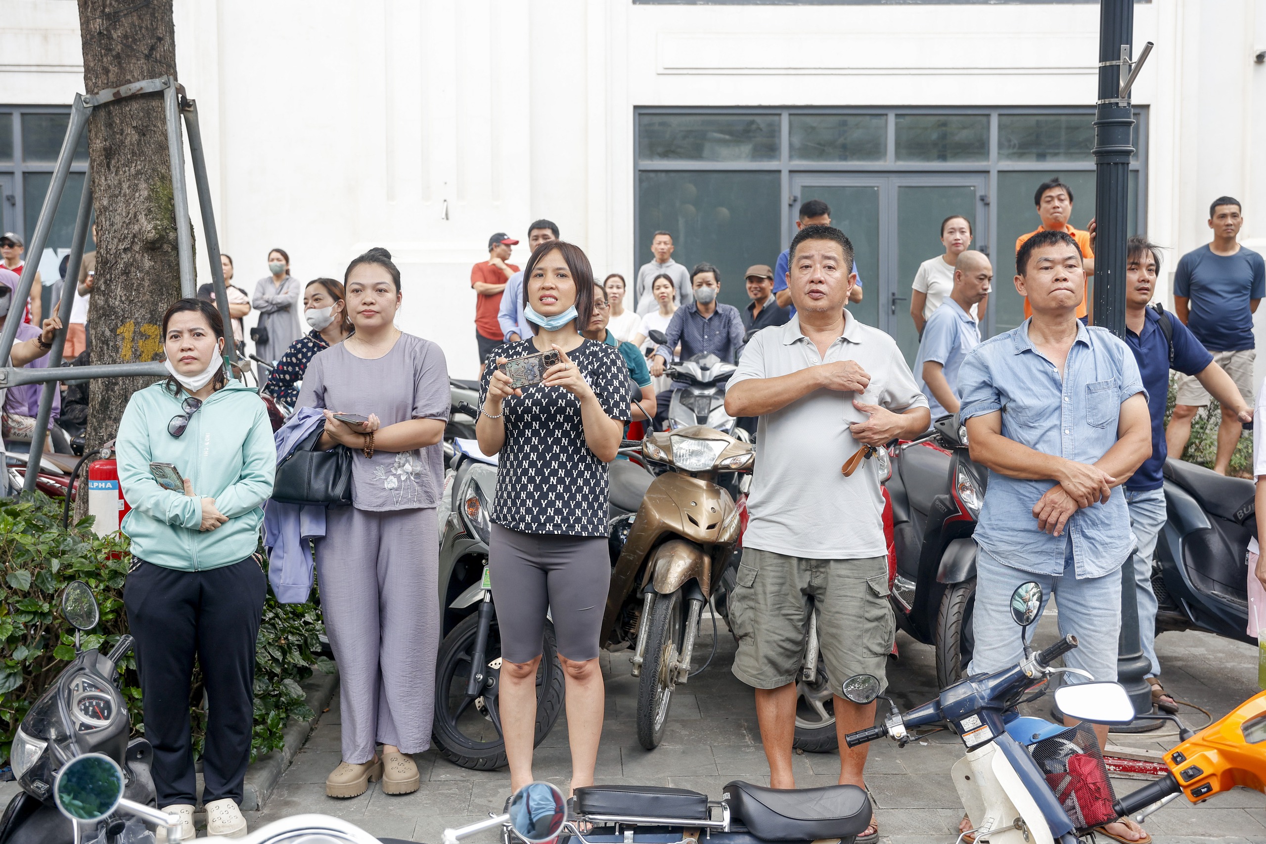Thí sinh ăn mừng sau kỳ thi vào lớp 10 môn ngọai ngữ Tại Hà Nội - Ảnh 4. Thí sinh ăn mừng sau kỳ thi vào lớp 10 môn ngọai ngữ Tại Hà Nội - Ảnh 4.