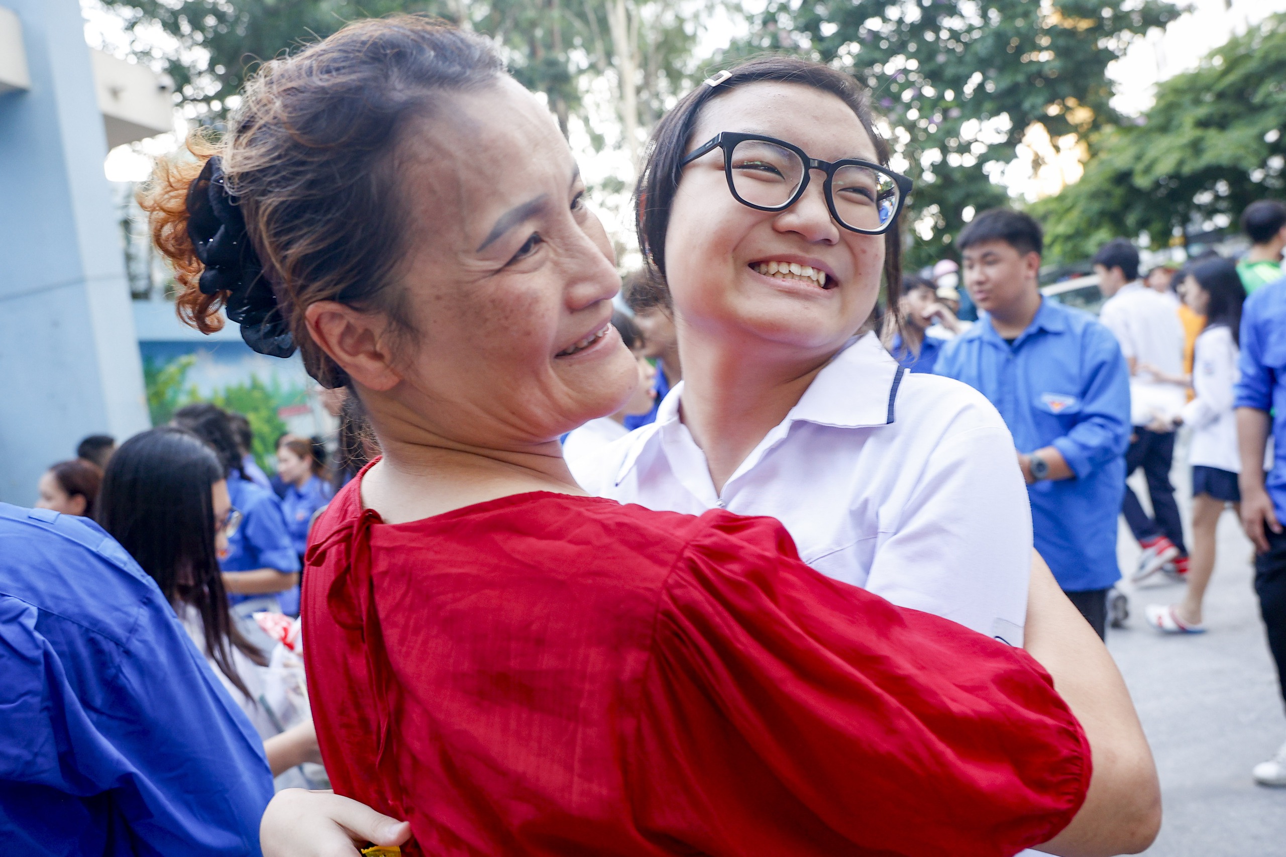 Thí sinh ăn mừng sau kỳ thi vào lớp 10 môn ngọai ngữ Tại Hà Nội - Ảnh 2. Thí sinh ăn mừng sau kỳ thi vào lớp 10 môn ngọai ngữ Tại Hà Nội - Ảnh 2.