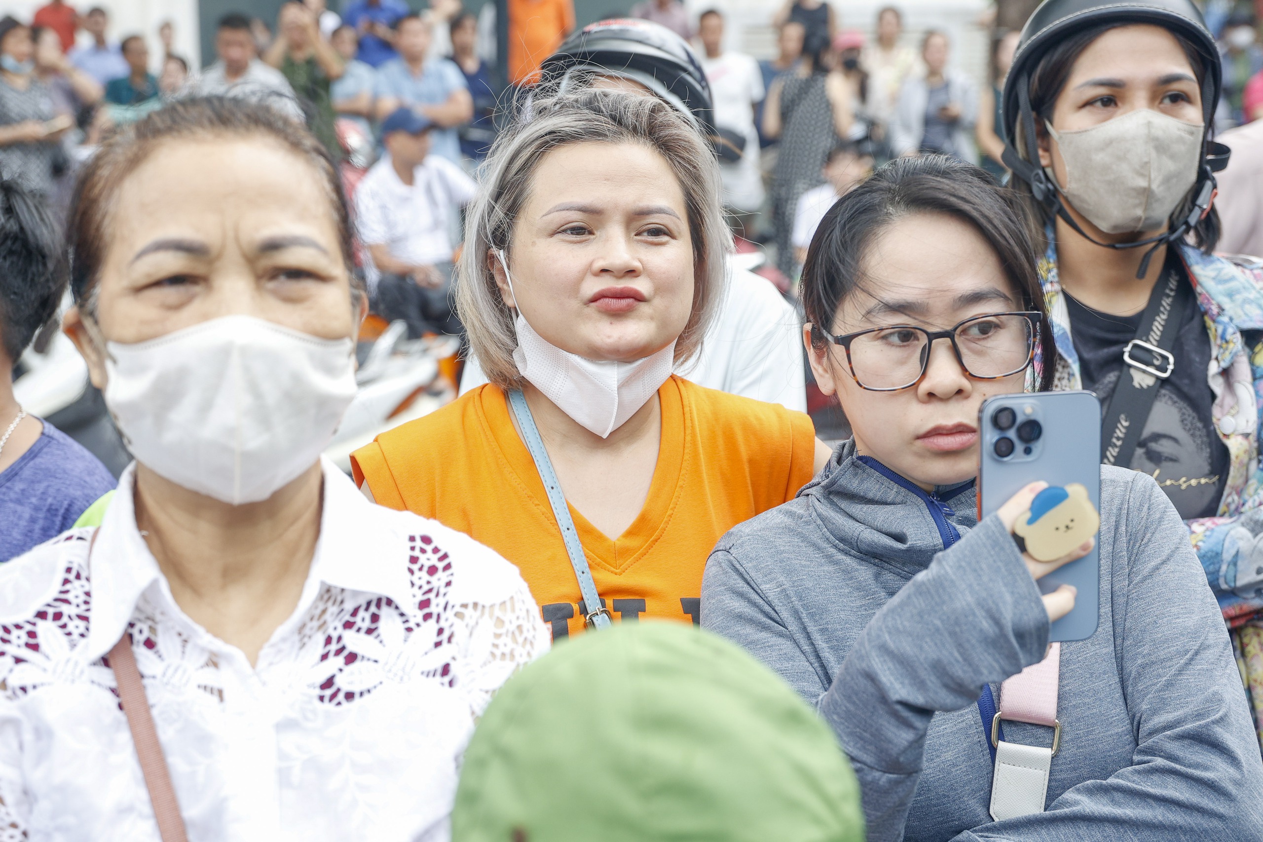 Thí sinh ăn mừng sau kỳ thi vào lớp 10 môn ngọai ngữ Tại Hà Nội - Ảnh 5. Thí sinh ăn mừng sau kỳ thi vào lớp 10 môn ngọai ngữ Tại Hà Nội - Ảnh 5.