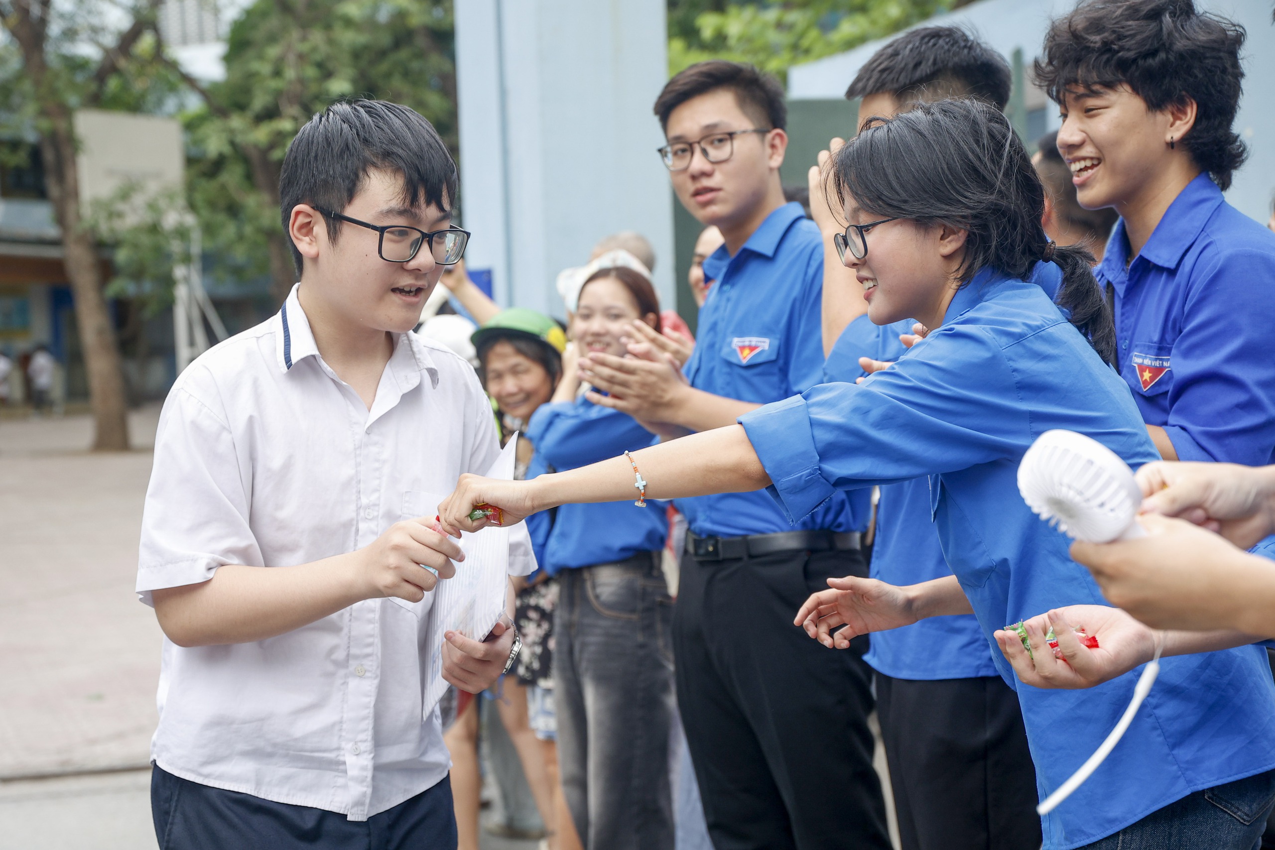 Thí sinh ăn mừng sau kỳ thi vào lớp 10 môn ngọai ngữ Tại Hà Nội - Ảnh 12.