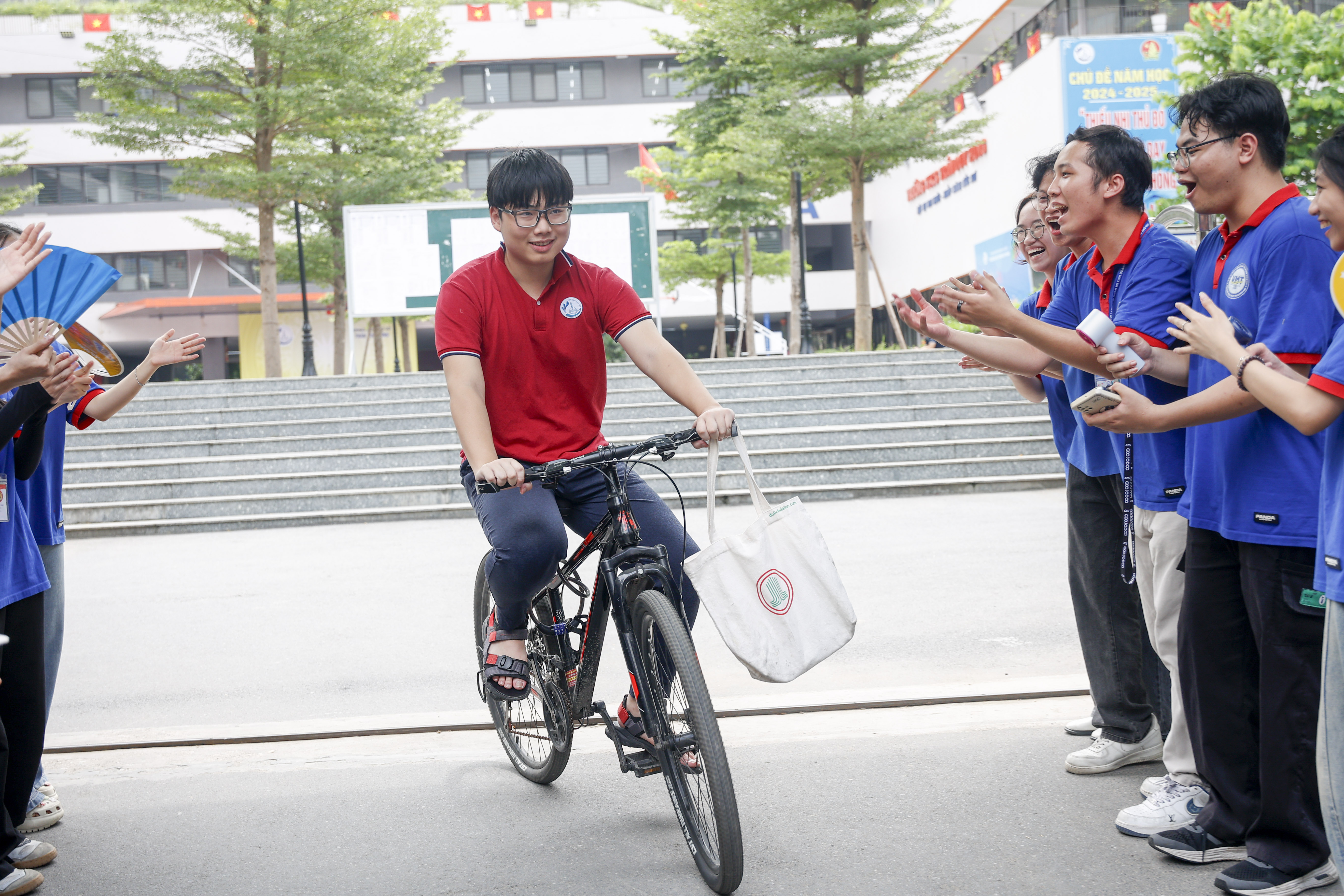 Đề thi vào lớp 10 Hà Nội 2023 được khen gần gũi và vừa sức với thí sinh - Ảnh 8.