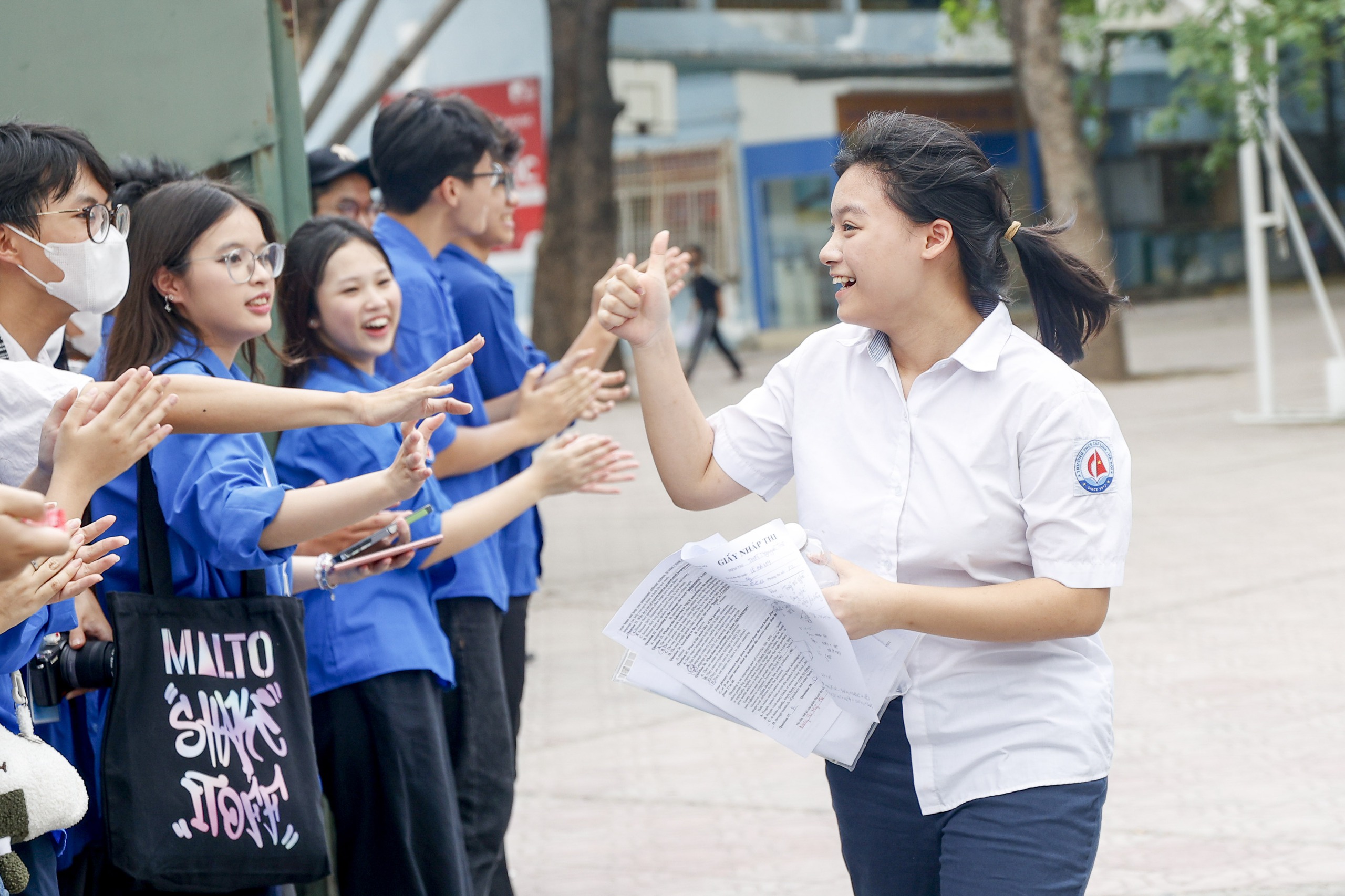 Thí sinh ăn mừng sau kỳ thi vào lớp 10 môn ngọai ngữ Tại Hà Nội - Ảnh 10. Thí sinh ăn mừng sau kỳ thi vào lớp 10 môn ngọai ngữ Tại Hà Nội - Ảnh 10.
