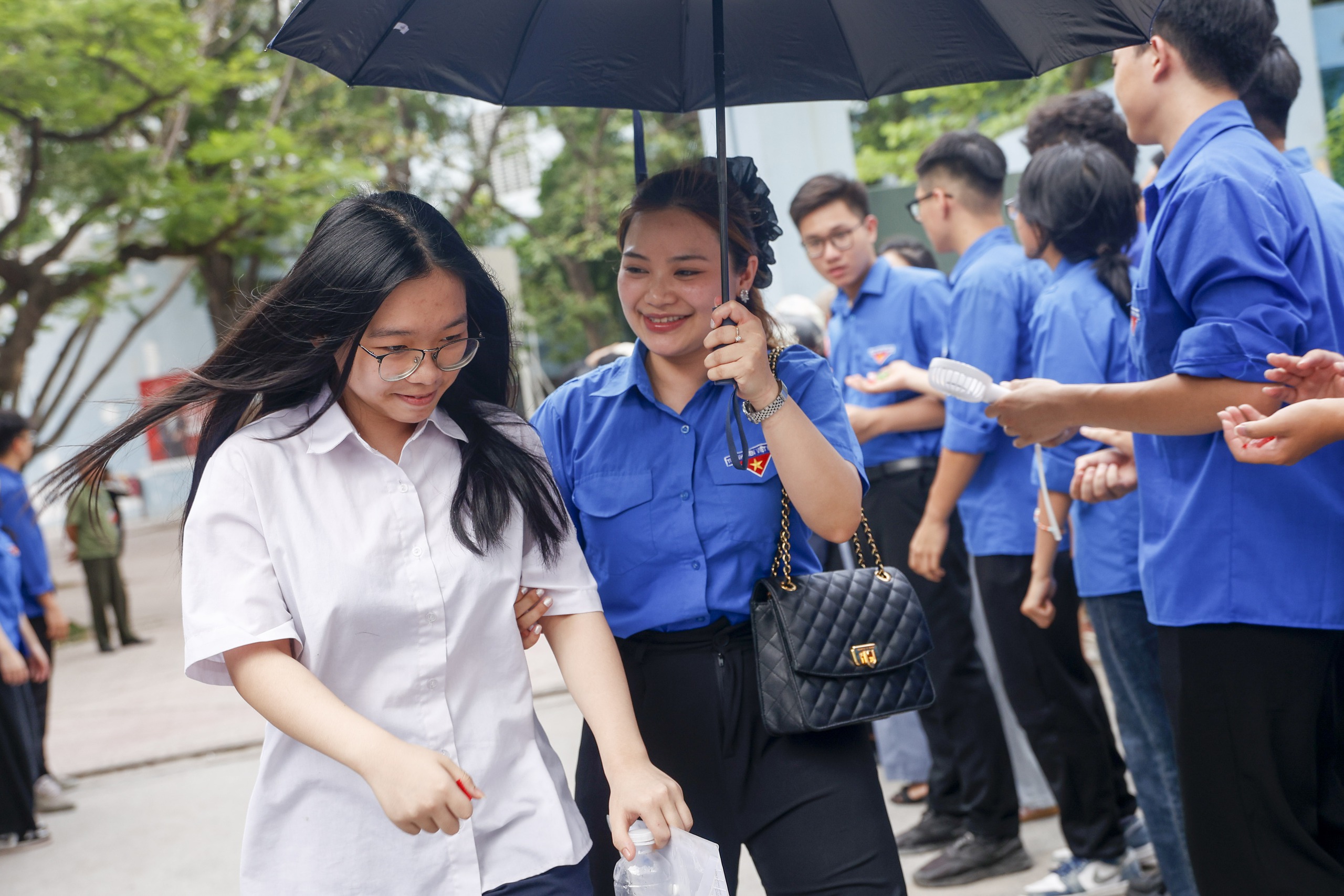 Thí sinh ăn mừng sau kỳ thi vào lớp 10 môn ngọai ngữ Tại Hà Nội - Ảnh 11.