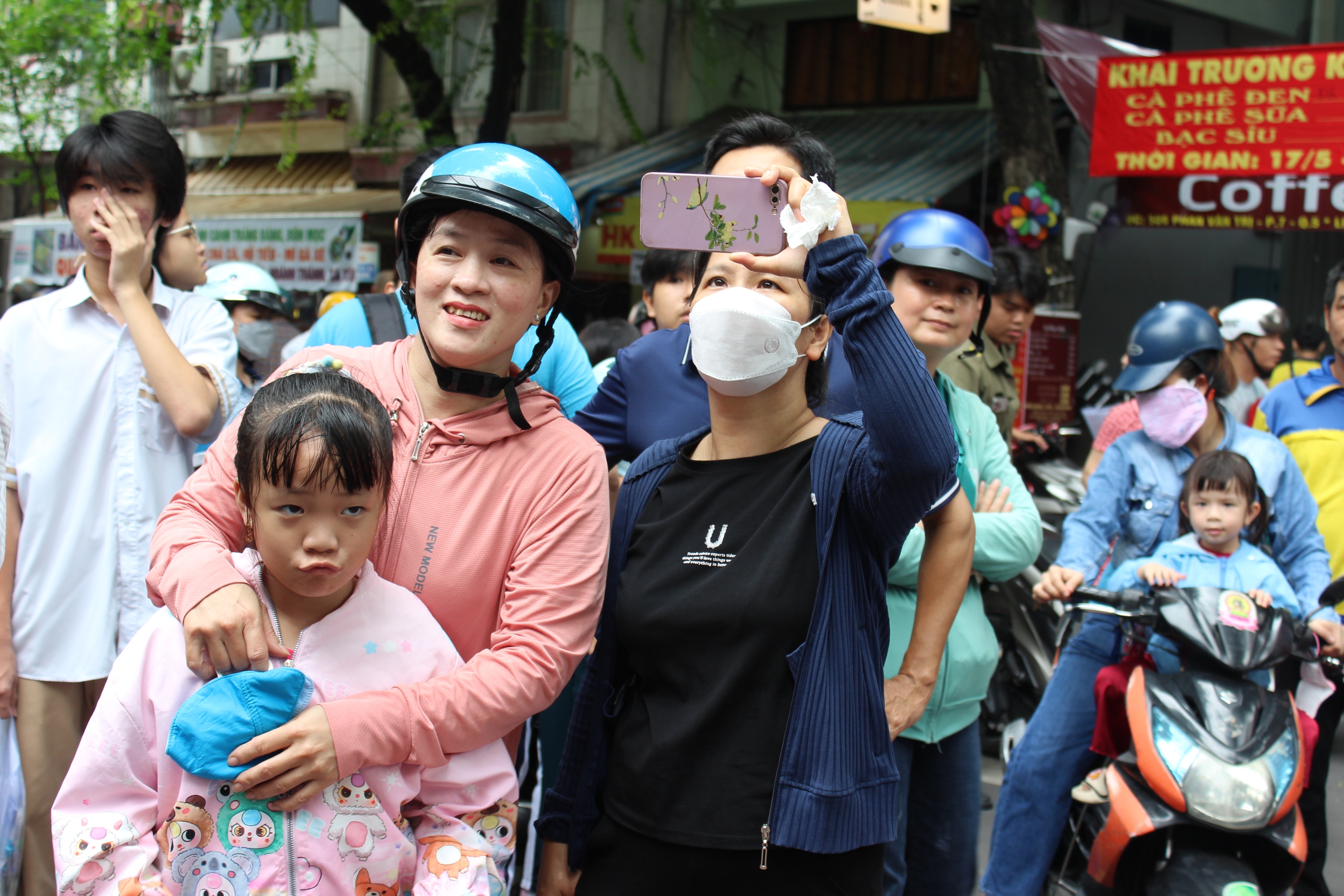 Phụ huynh TP.HCM vẫn ‘nín thở’ vì con thi lớp 10, dù tỷ lệ đậu 90% Phụ huynh TP.HCM vẫn ‘nín thở’ vì con thi lớp 10, dù tỷ lệ đậu 90%