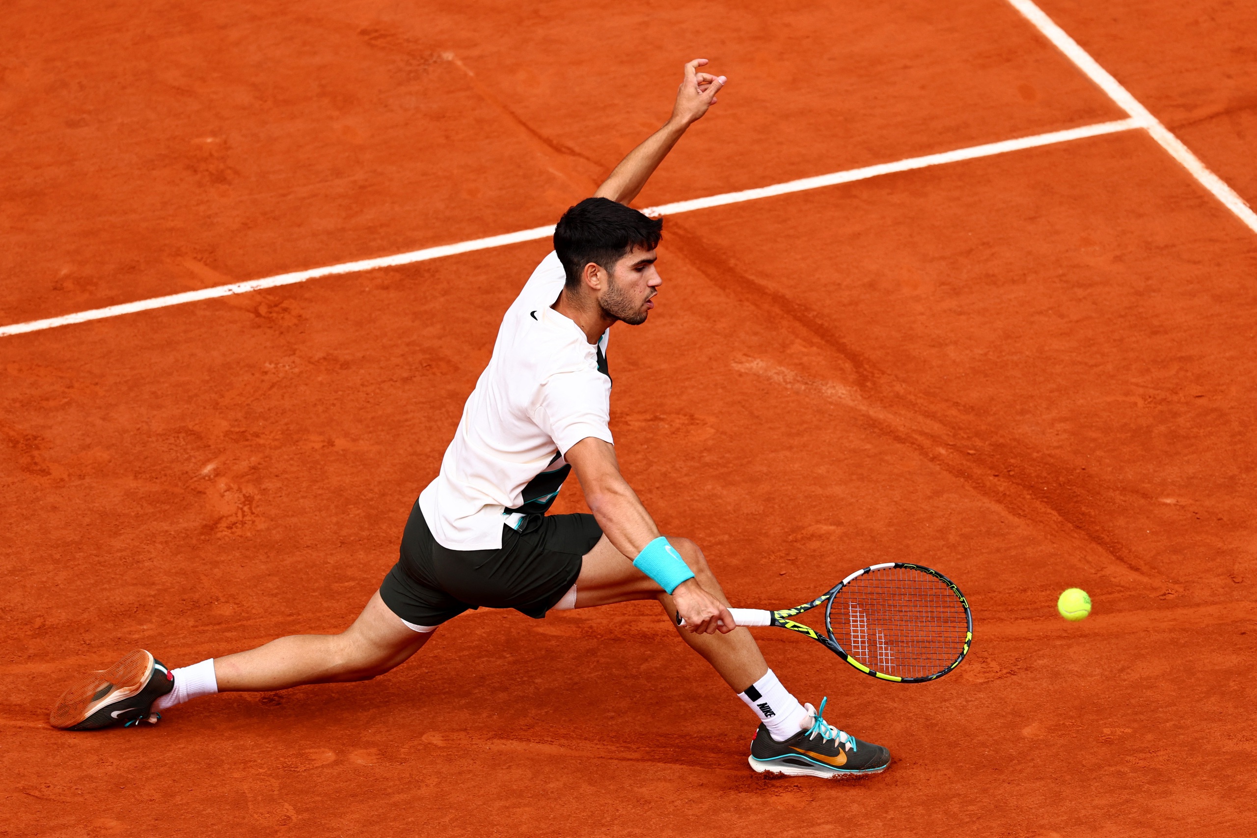 Alcaraz vô địch Roland Garros 2025: Cú lội ngược dòng kinh điển - Ảnh 2.